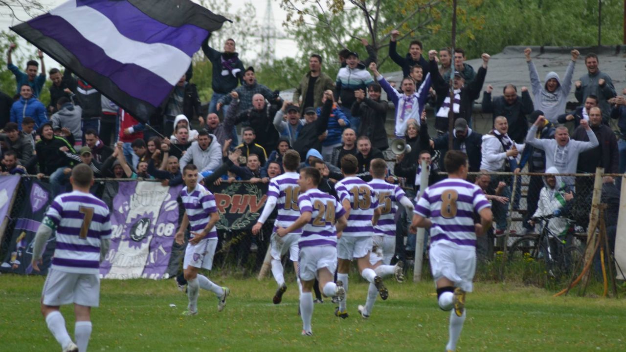 Poli Timișoara, pe drumul spre Liga 2: Ambiții și obstacole Echipa de fotbal Poli Timișoara continuă să viseze la revenirea în Liga a 2-a, după ce a fost nevoită să se reinventeze în urma retragerii din competițiile de elită