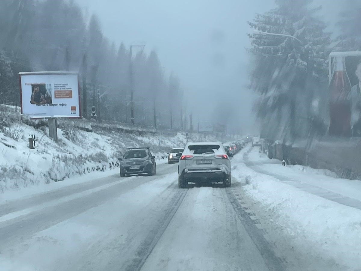 Ninsoarea abundentă din noaptea de 3 ianuarie a adus haos pe drumurile principale din centrul țării, afectând grav traficul în județele Brașov, Sibiu, Covasna și Harghita