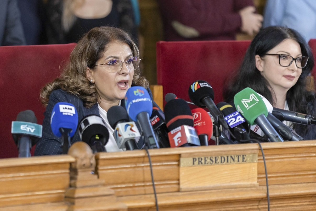 Curtea de Apel București clarifică termenele de judecată în perioada sărbătorilor: „Obligație legală, nu opțiune discreționară” În contextul recentelor acuzații privind termenele foarte scurte pronunțate unor dosare în perioada Crăciunului și a Anului Nou, Curtea de Apel București a venit cu o clarificare oficială menită să liniștească preocupările publicului și ale instituțiilor implicate