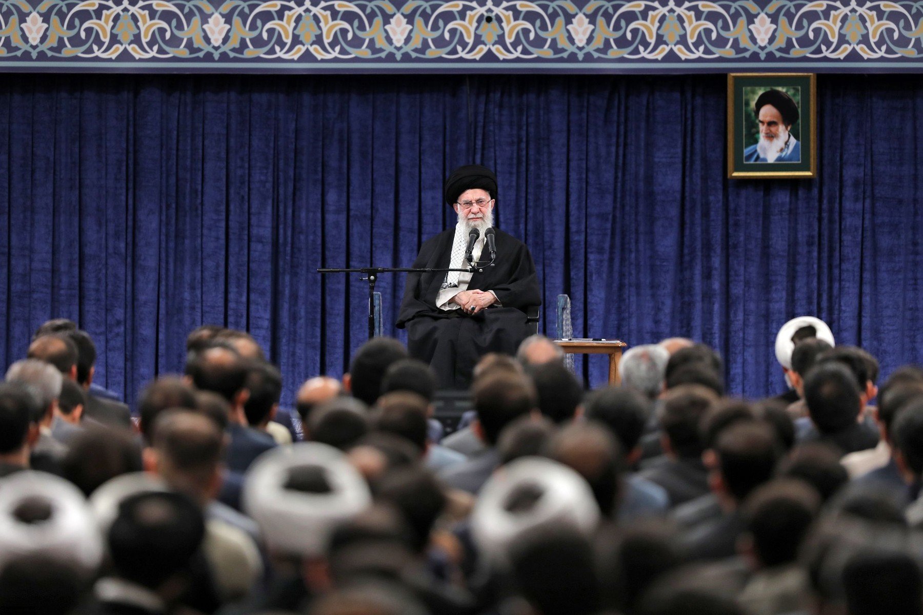 Khamenei recunoaște dificultățile economice ale Iranului, dar avertizează împotriva "revoltelor" Liderul suprem al Iranului, ayatollahul Ali Khamenei, a făcut recent o declarație rară în care a admis dificultățile economice majore cu care se confruntă țara, însă a lansat și avertismente ferme cu privire la potențialul de destabilizare
