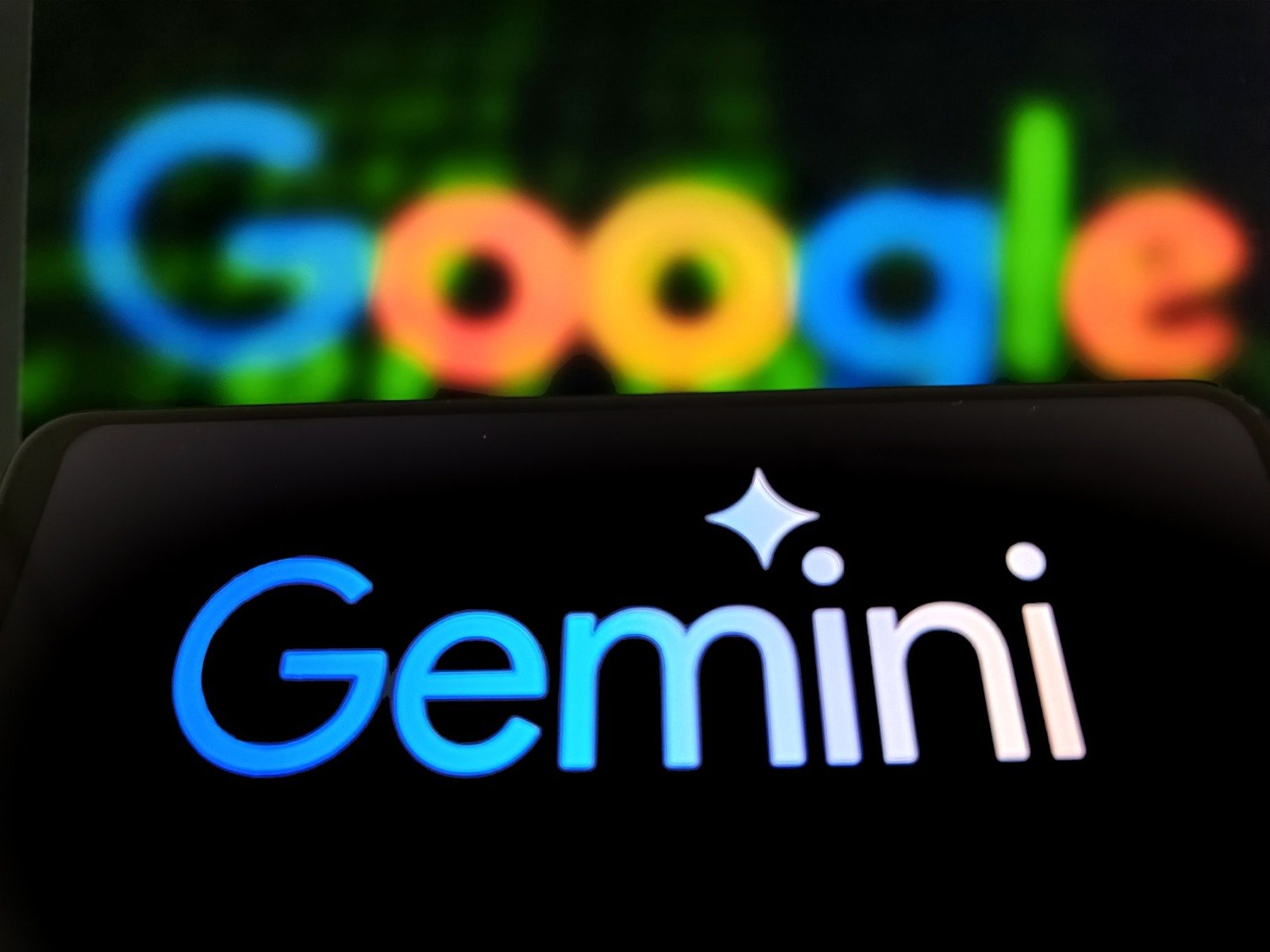 Apple și Google anunță un parteneriat strategic pentru dezvoltarea inteligenței artificiale Gigantul tehnologic Apple a surprins industria digitală prin anunțarea unui parteneriat strategic cu Google, însemnând un pas important spre consolidarea poziției sale în domeniul inteligenței artificiale