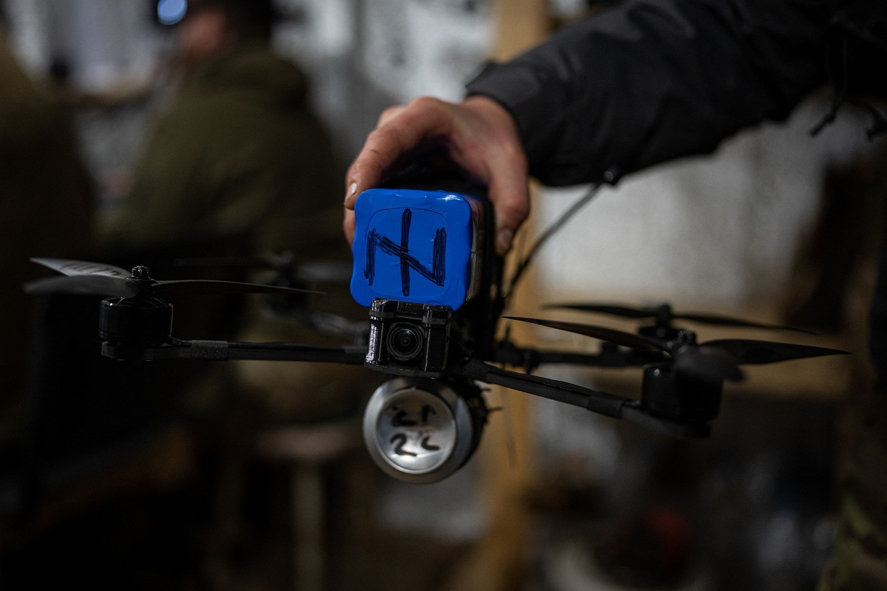 Guvernul Rusiei a aprobat recent o ordonanță controversată, care prevede dotarea sălilor de clasă din școlile rusești cu drone și machete de arme, într-un efort de a integra noțiuni de securitate și apărare în programul educațional al tinerilor