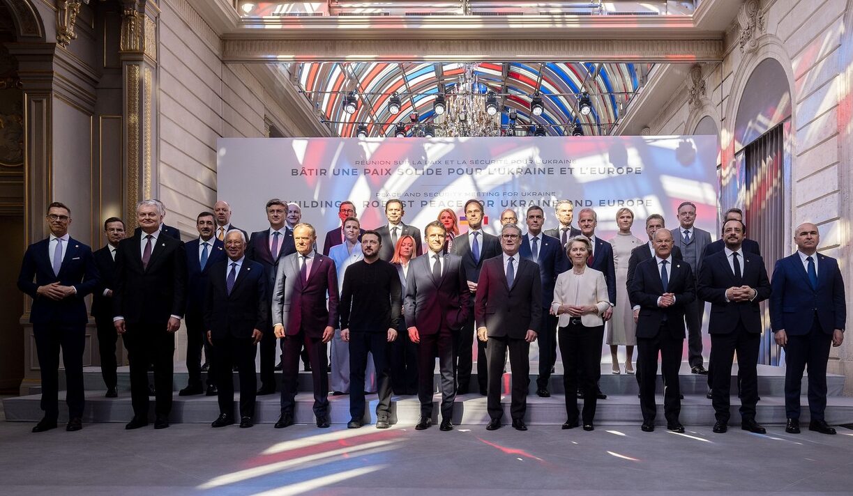 Regatul Unit ia în considerare o apropiere mai strânsă de piața unică a UE, anunță premierul Keir Starmer Prim-ministrul britanic Keir Starmer a declarat recent pentru BBC că Marea Britanie trebuie să analizeze posibilitatea unei aliniere mai apropiate cu piața unică a Uniunii Europene, dacă acest lucru servește în mod real interesele naționale