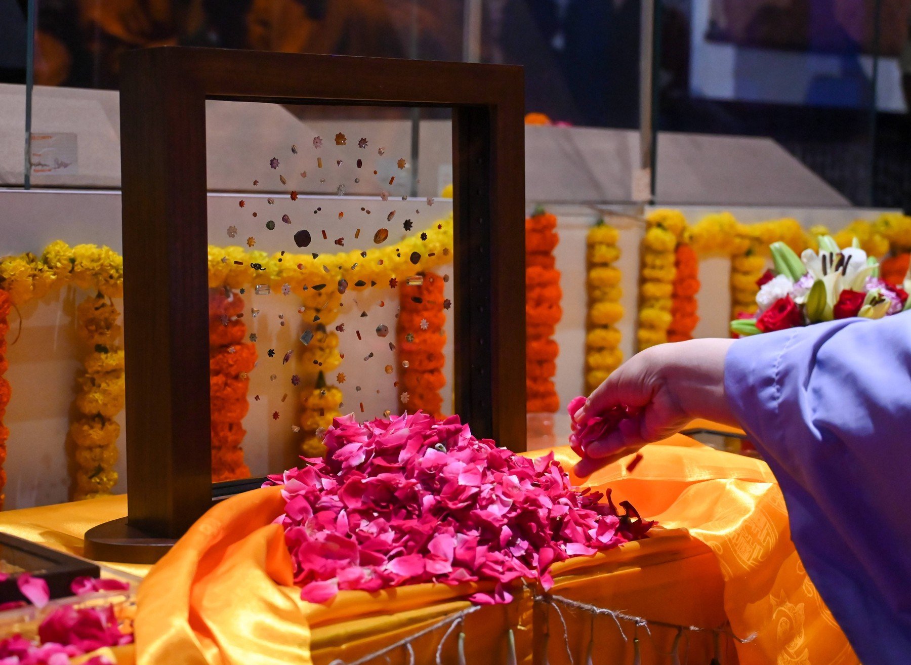 Pietrele prețioase sacre legate de Buddha, expuse public pentru prima dată în peste un secol, într-un eveniment istoric la New Delhi Pietrele prețioase care odinioară făceau parte din relicve sacre legate de Buddha au fost prezentate public pentru prima oară după mai bine de o sută de ani