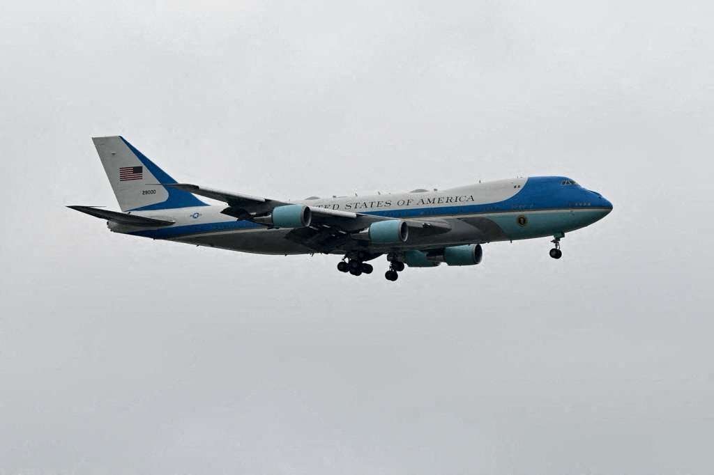Aeronava președintelui SUA, Air Force One, nevoită să se întoarcă din drum spre Davos din cauza unor probleme electrice minore