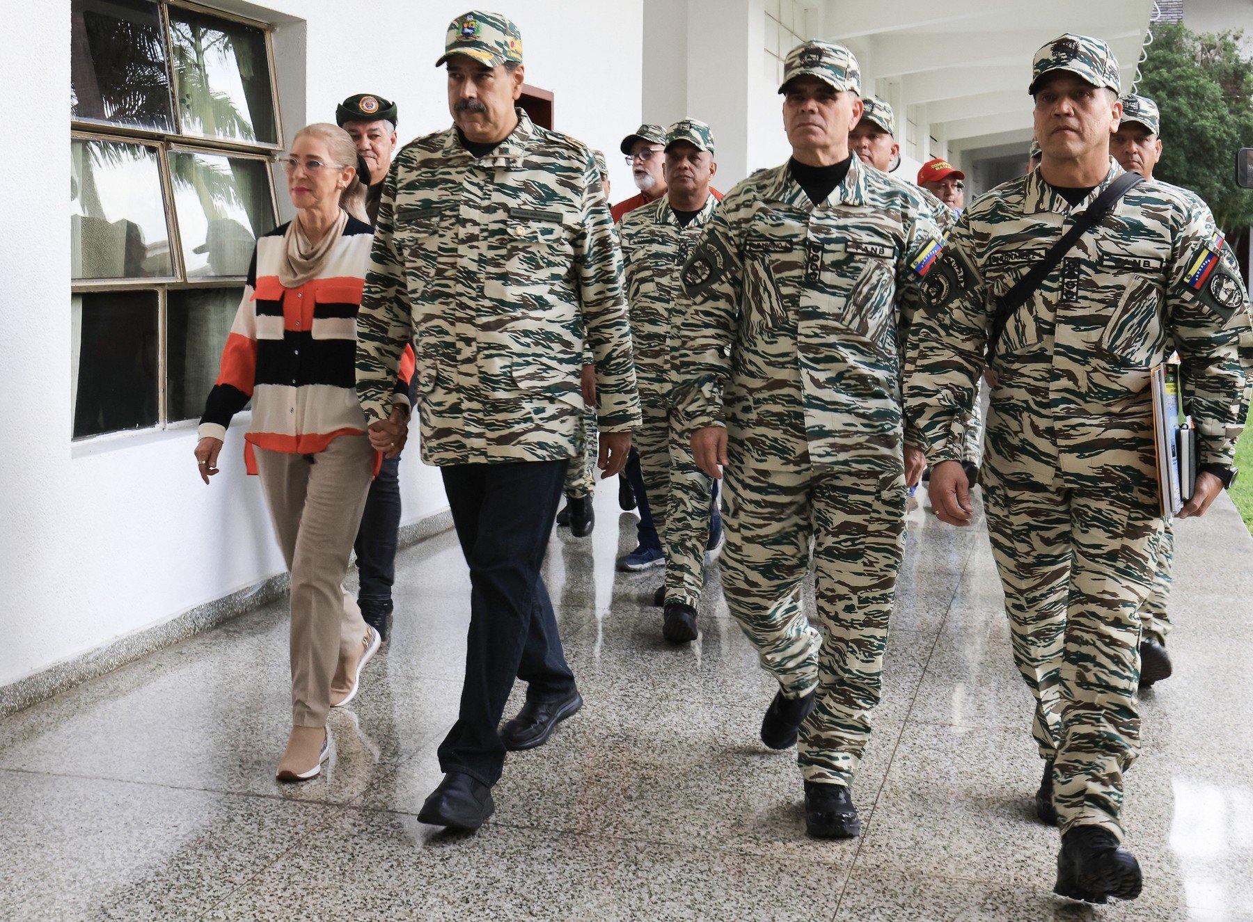 Președintele Venezuelei, Nicolas Maduro, și soția sa, capturați de forțele americane în propria locuință în timpul unui raid surpriză Nimic nu a anunțat, până la această oră, ceea ce s-a dovedit a fi unul dintre cele mai socante evenimente din istoria recentă a Venezuelei: președintele Nicolas Maduro și soția sa, Cilia Flores, au fost capturați de forțele armate ale Statelor Unite în timpul unui raid nocturn, în impresionantul sediu privat din Caracas