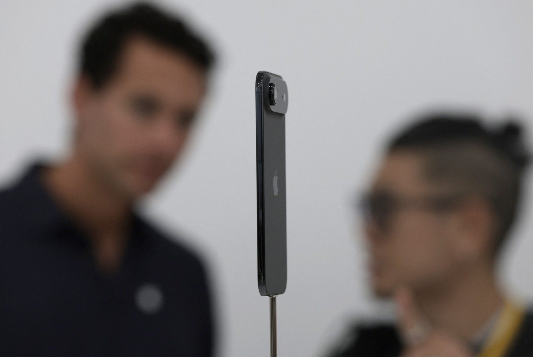 Apple a recurs la o soluție neașteptată pentru a-și întări poziția în domeniul inteligenței artificiale, alegând să colaboreze cu unul dintre rivalii tradiționali: Google