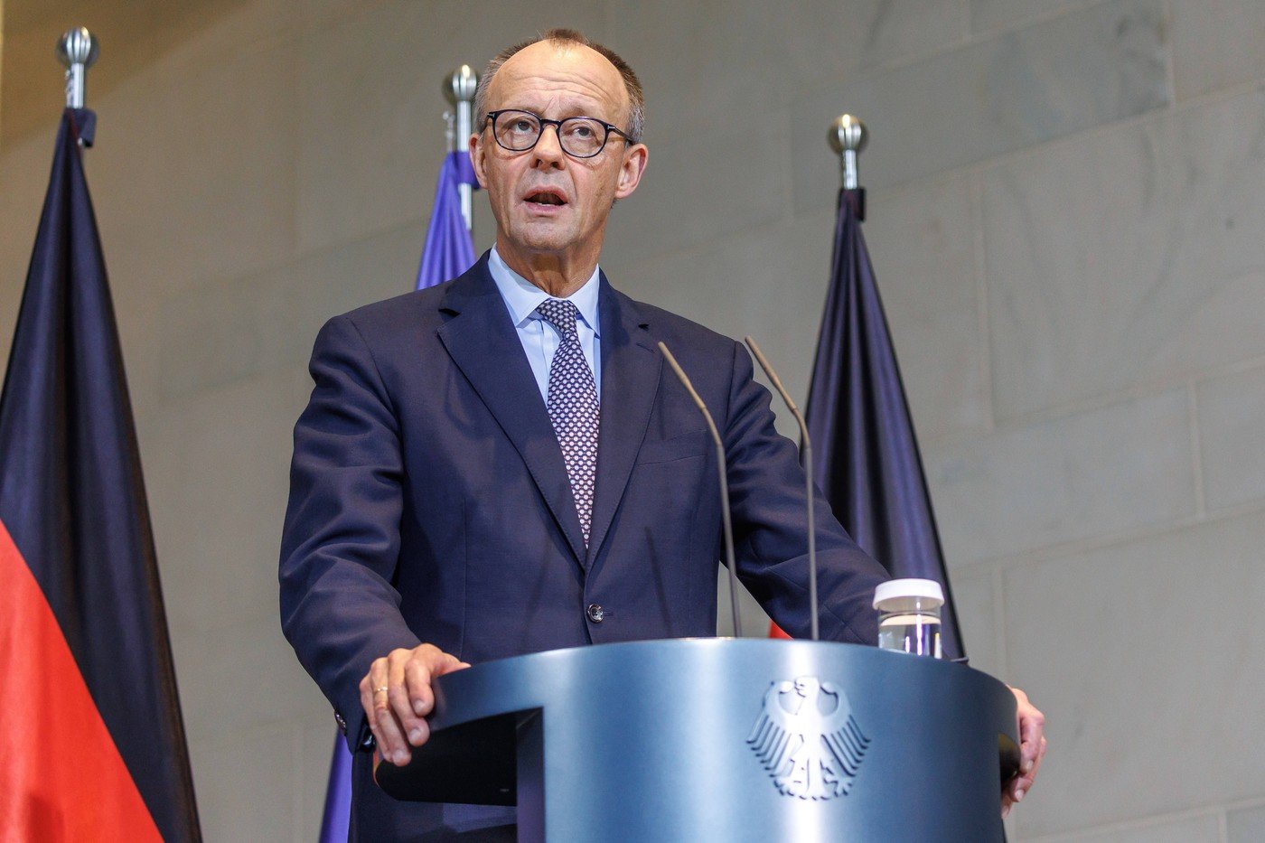 Friedrich Merz acuză președintele venezuelan Nicolas Maduro de colaps economic și destabilizare regională Cancelarul german Friedrich Merz și-a exprimat recent o poziție dură față de Nicolás Maduro, liderul Venezuelei, afirmând că președintele venezuelean, considerat de comunitatea internațională în special de Washington un lider contestat, a fost responsabil de prăbușirea economică profundă a țării sale și de destabilizarea regiunii