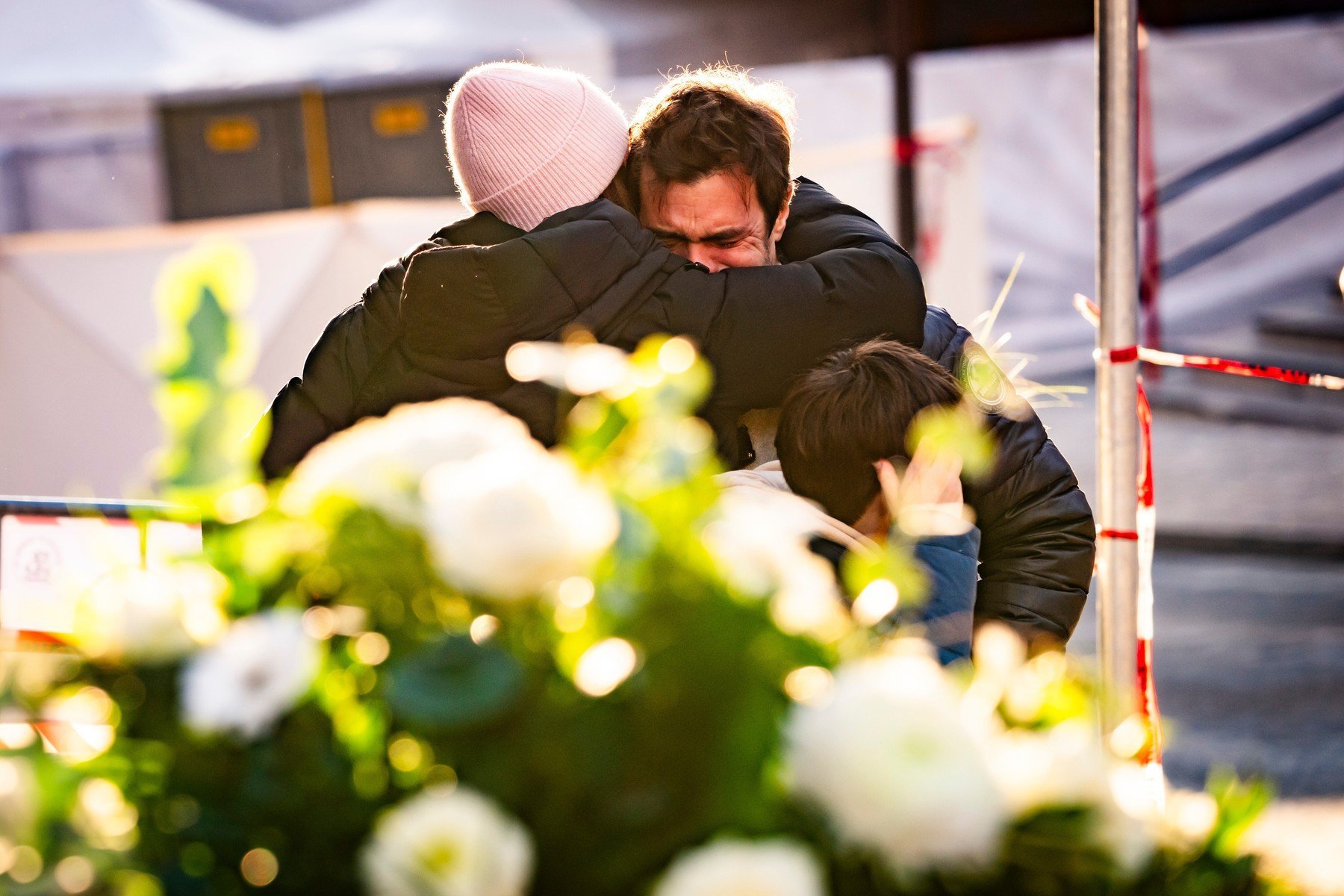 Trupurile a patru cetățeni elvețieni, între care doi minori, identificate și returnate familiilor O tragedie întunecată a zguduit stațiunea montană Crans-Montana din Elveția în noaptea de Revelion, când un incendiu devastator a mistuit un bar local, soldându-se cu 40 de morți și peste 100 de răniți