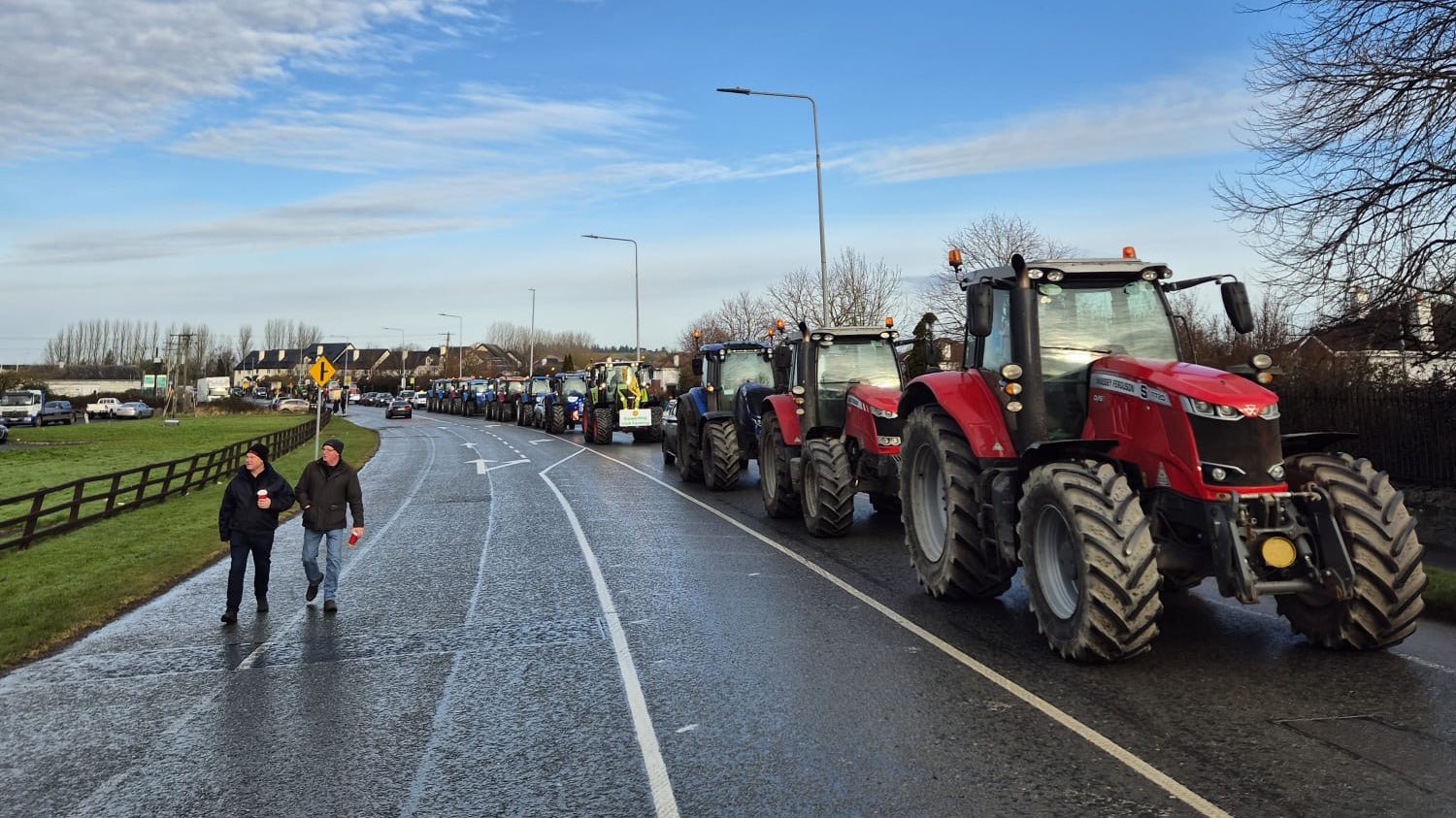 Mii de agricultori irlandezi protestează la Athlone împotriva acordului de liber schimb UE-Mercosur, dușman al sectorului agricol La începutul acestei săptămâni, întregul sector agricol irlandez a fost trezit din alarmă de decizia Uniunii Europene de a aproba acordul de liber schimb cu Mercosur, blocul comercial sud-american dominat de Brazilia și Argentina