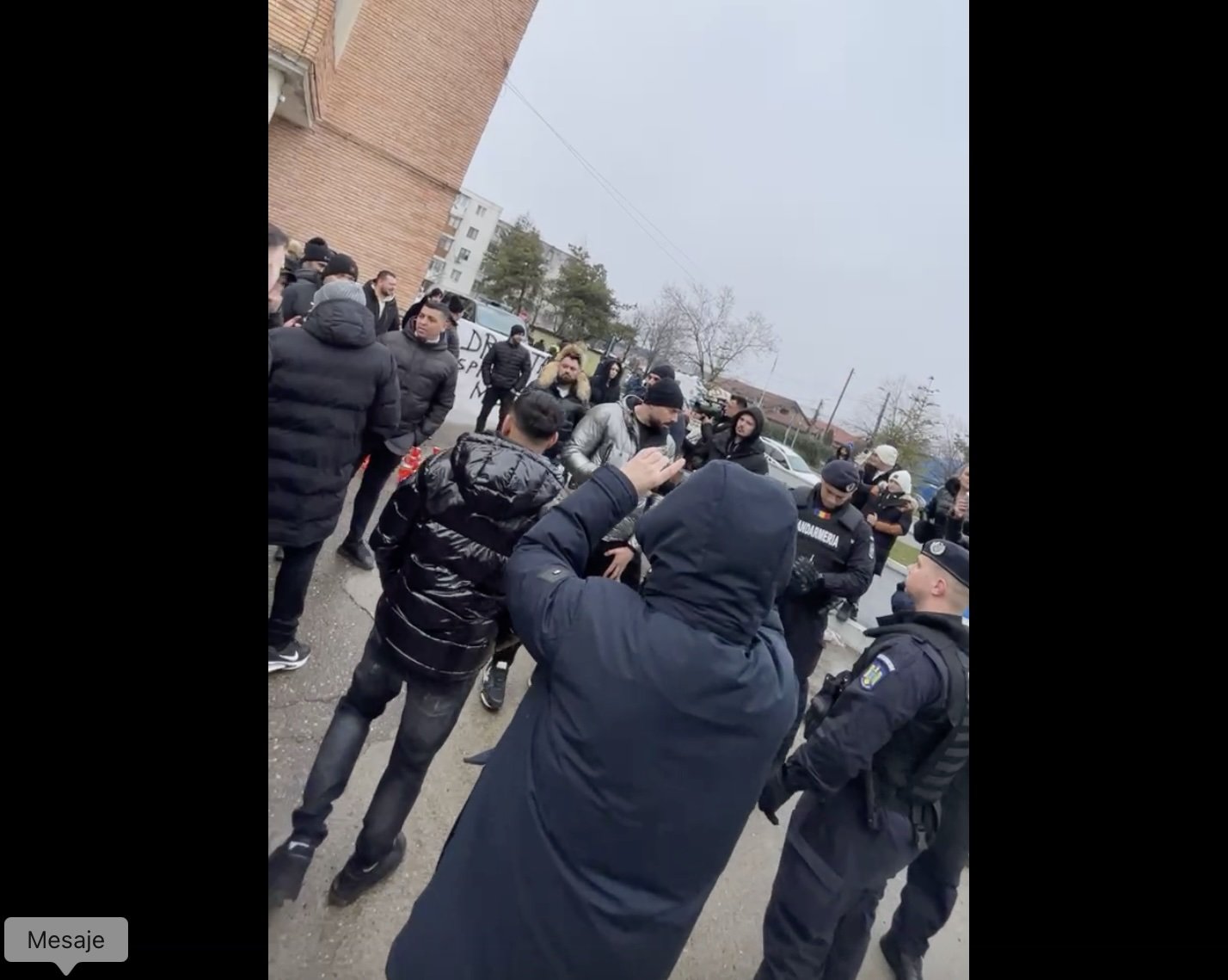 Protest spontan la Spitalul Judeţean din Buzău după moartea unui tânăr pacient Un incident tragic și un val de nemulțumire s-au revarsat marți în fața porților Spitalului Județean de Urgență (SJU) din Buzău, unde mai mulți protestatari s-au adunat spontan, revendicând mult mai mult decât o simplă reacție la o pierdere de viață