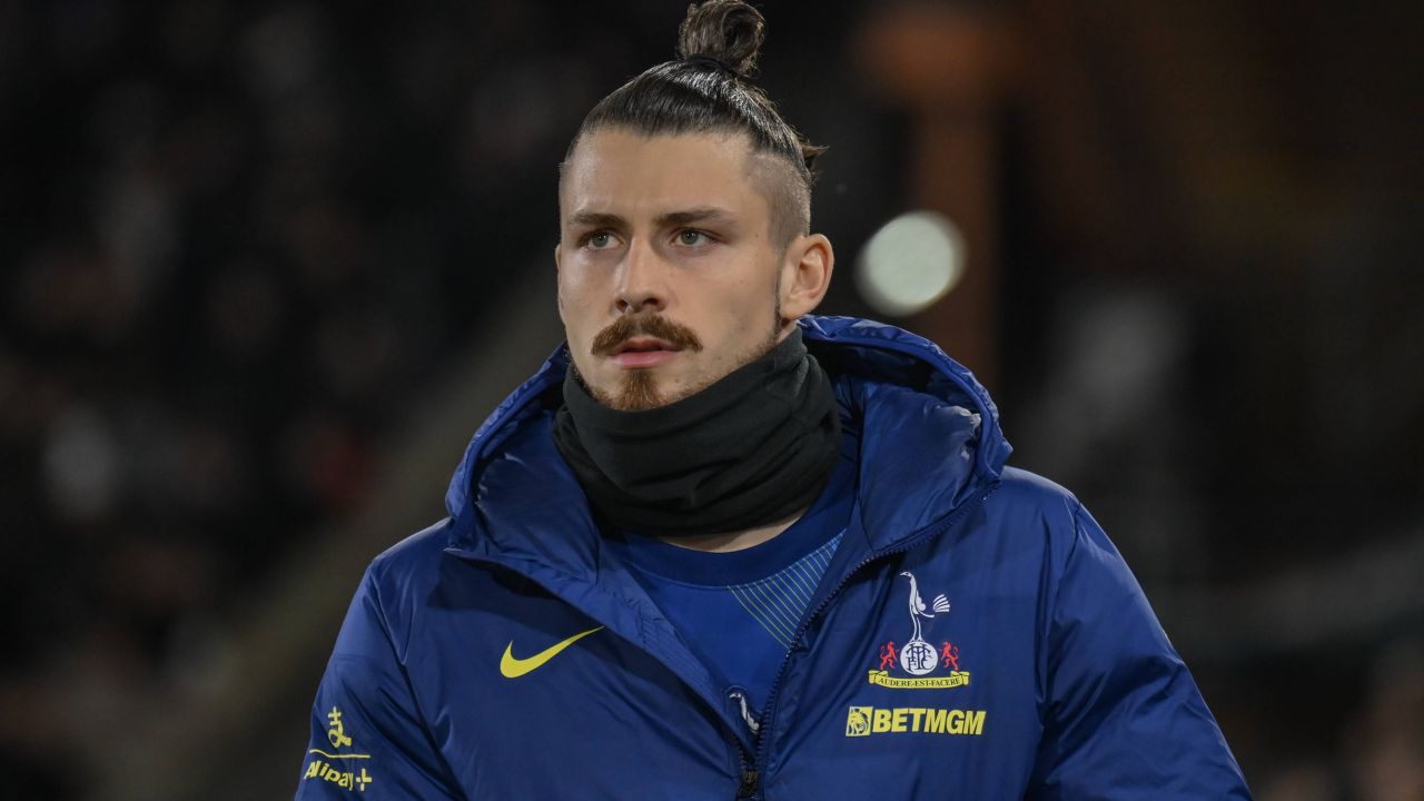 Radu Drăgușin: O revenire în Serie A pare din ce în ce mai plauzibilă Radu Drăgușin este pe cale să își facă o întoarcere spectaculoasă în Serie A, având în vedere interesul manifestat de cluburi importante din campionatul italian