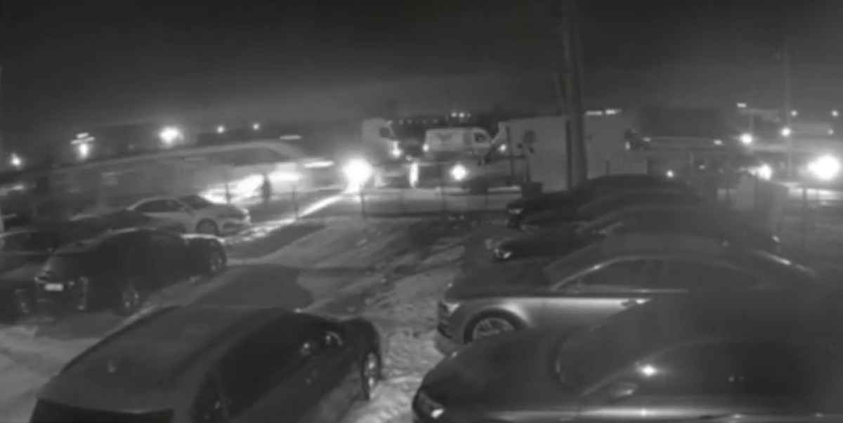 Mașină lovită de tren la Chiajna, răsturnată pe calea ferată (Video)