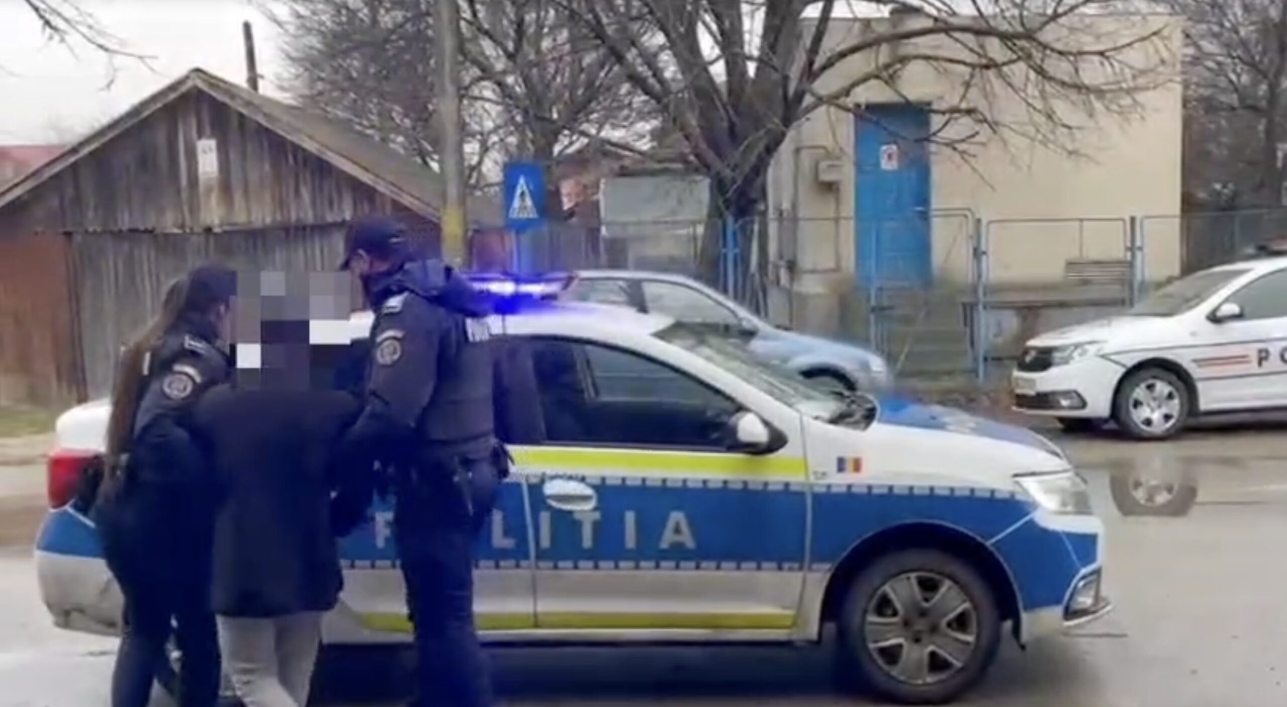 Reținut pentru agresiuni asupra mamei sale, un tânăr din Târgu Secuiesc se află în custody poliției Un incident grav a zguduit comunitatea din Târgu Secuiesc, după ce poliția locală a intervenit pentru a opri o situație de violență familială