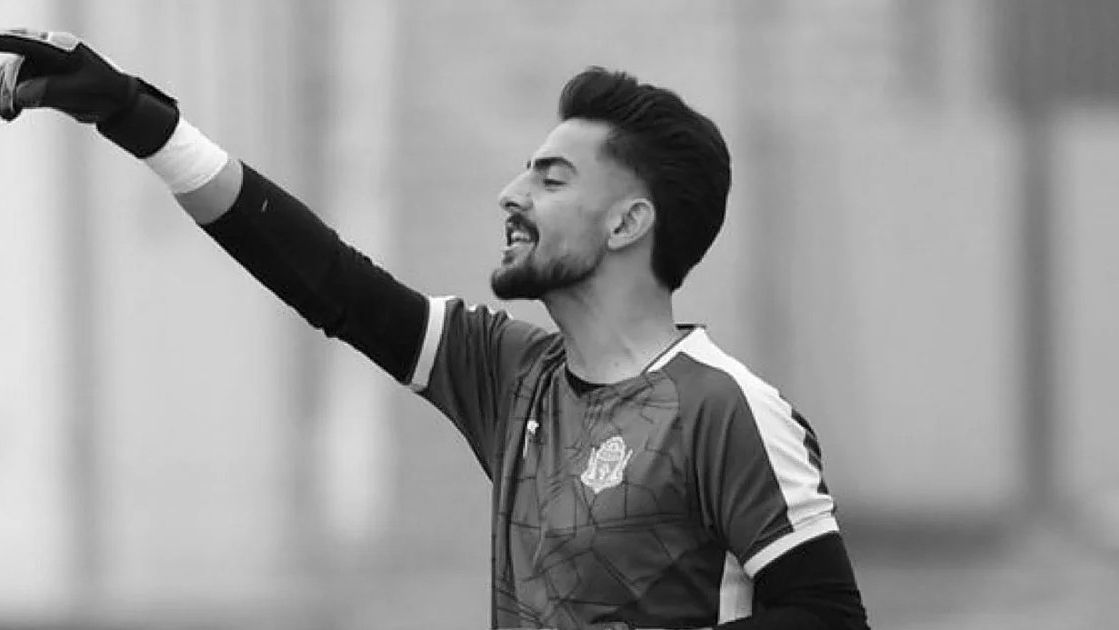 Irakul sportiv plânge pierderea unui talent de doar 20 de ani Fotbalul iranian trăiește o perioadă de doliu profund, după ce tânărul portar Salar Behdari, legitimat la Aluminium Arak FC, a fost ucis de regimul iranian la doar 20 de ani