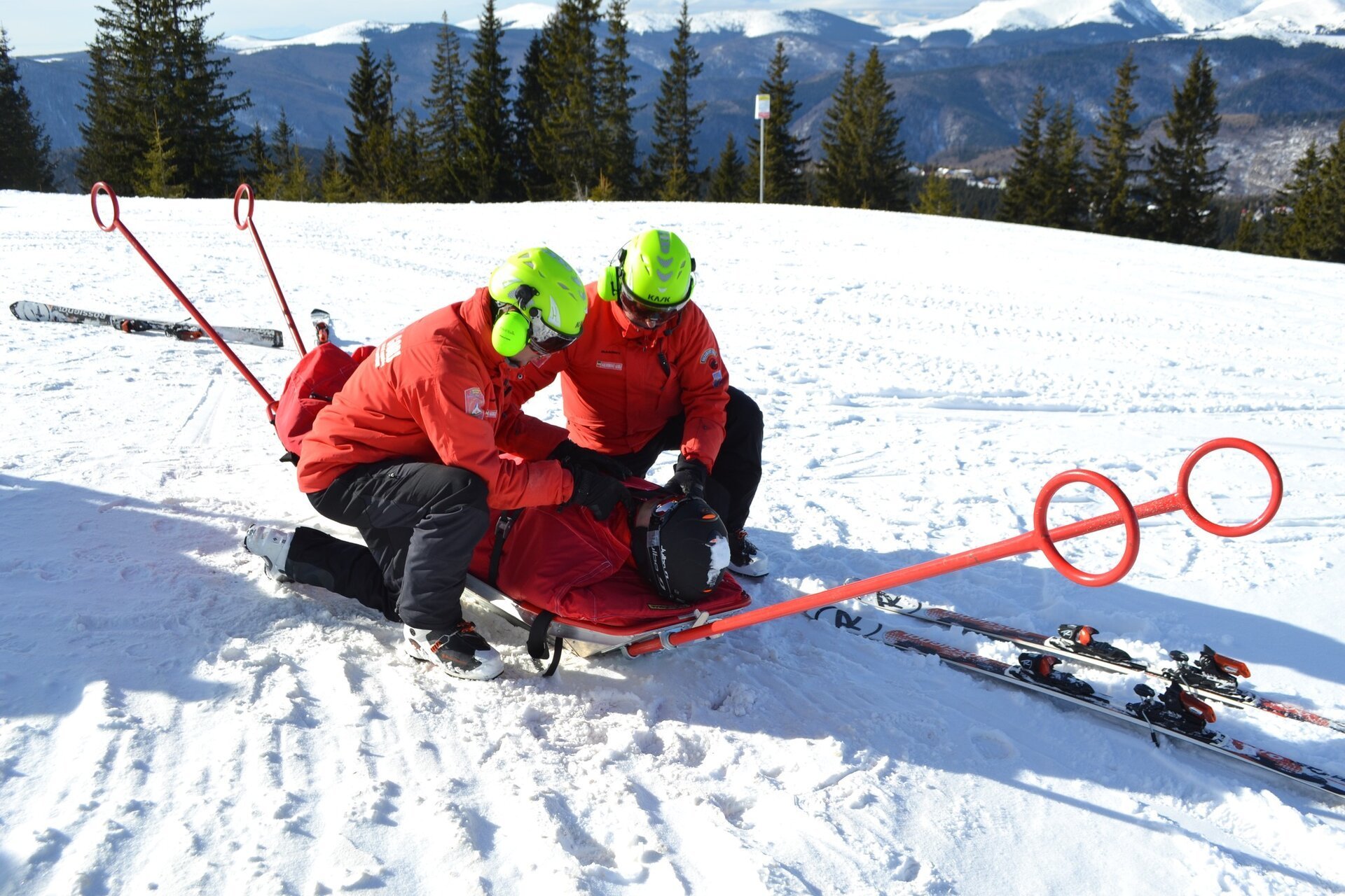 Seismul activ al sezonului de iarnă a adus o zi extrem de agitată pentru echipele de salvare montană din România, care au intervenit de urgență pentru a salva peste 120 de persoane aflate în dificultate pe mii de metri deasupra nivelului mării