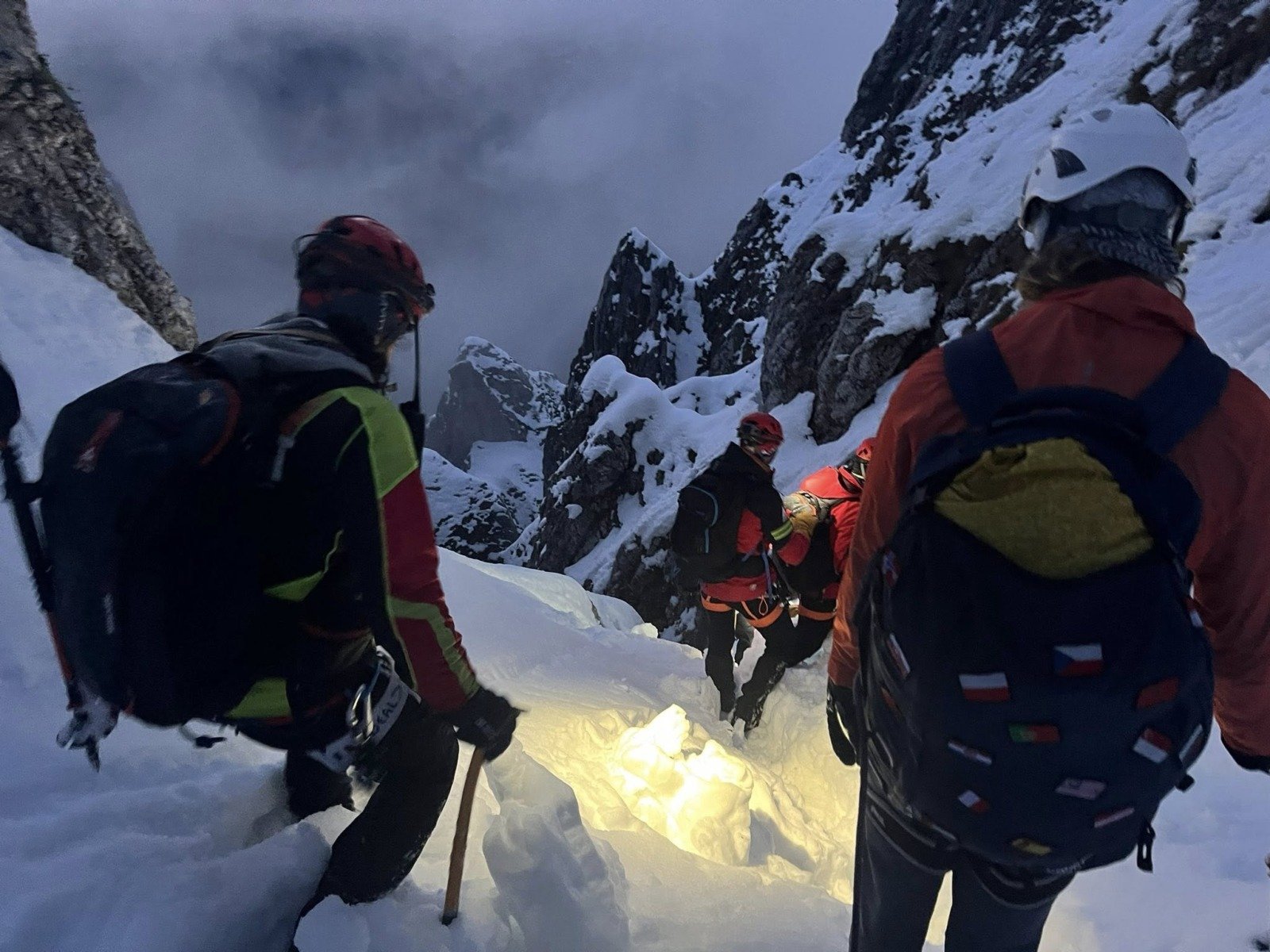 Aproape 100 de persoane salvate din zonele montane în doar 24 de ore Un bilanț extrem de încărcat pentru salvamontiștii români, care în ultimele 24 de ore au intervenit pentru a salva aproape 100 de oameni aflați în pericol pe munte