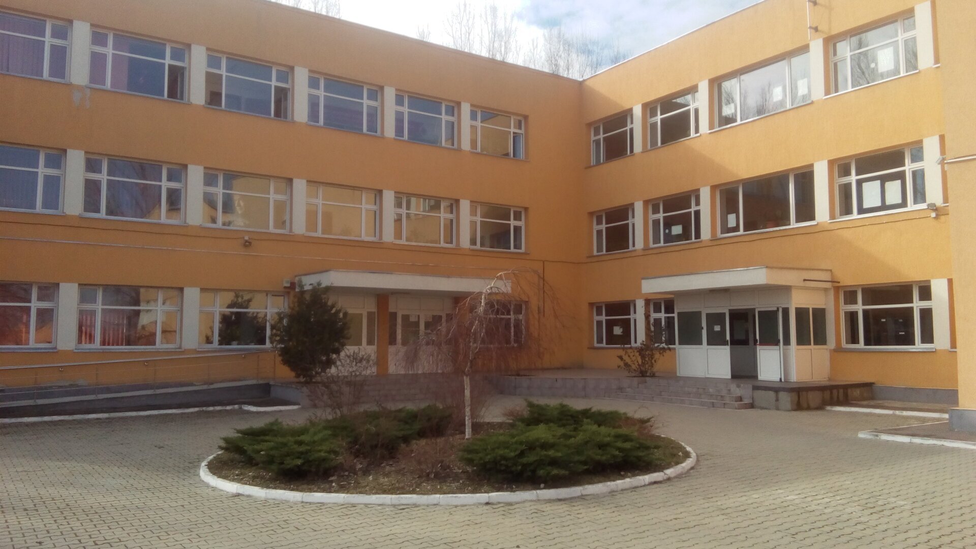 Primăria Sectorului 3 propune din nou majorarea bugetului pentru renovarea liceului Dragomir Hurmuzescu, depășind pragul de 30 de milioane de lei Administrația locală din Sectorul 3 a readus în discuție proiectul de reabilitare a Liceului Tehnologic „Dragomir Hurmuzescu”, propunând o nouă ajustare a bugetului inițial