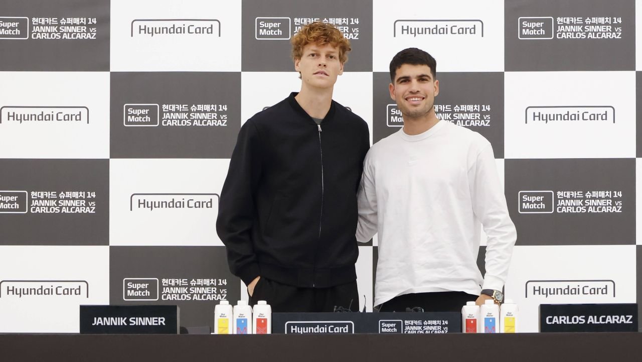 Duel electrizant între marii campioni: Alcaraz îl înfruntă pe Sinner în Coreea de Sud Spaniolul Carlos Alcaraz a demonstrat din nou de ce este numărul unu mondial, învingându-l pe italianul Jannik Sinner în cadrul unui meci demonstrativ desfășurat sâmbătă în Coreea de Sud