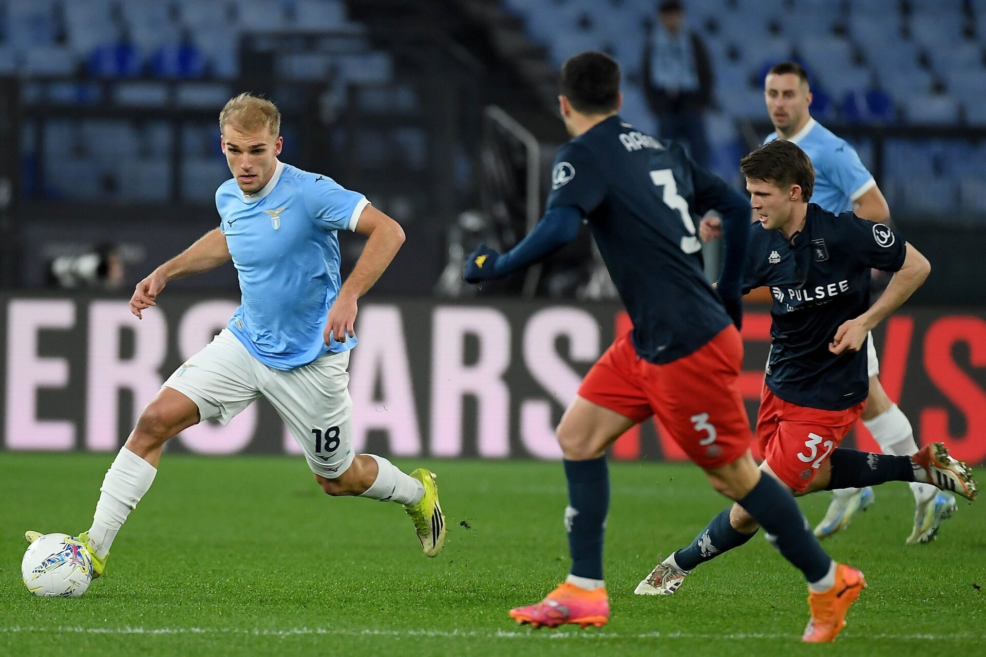Lazio învinge Genoa în meciul plin de adrenalină de la Stadio Olimpico Lazio a obținut o victorie importantă în fața lui Genoa, cu scorul de 3-2, la Stadio Olimpico, într-un meci disputat în fața unui public puțin numeros