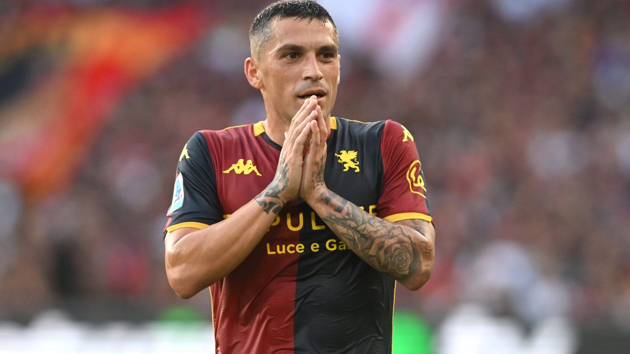 Cristi Manea îl susține pe Nicolae Stanciu după penalty-ul ratat în meciul cu AC Milan Într-un meci tensionat, în care Genoa a înfruntat pe AC Milan, Nicolae Stanciu, mijlocașul român și căpitanul naționalei, a avut ocazia să devină erou, însă a ratat un penalty decisiv, provocând un rezultat de egalitate (1-1) care a stârnit controverse