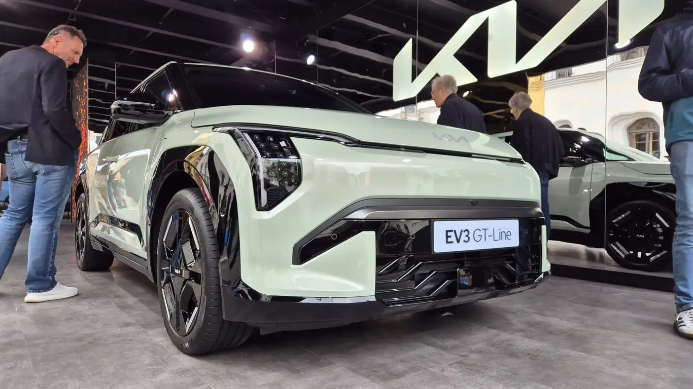 KIA EV3 GT Debutează cu Performanțe Impecabile la Salonul Auto de la Bruxelles 2026 KIA a îmbogățit gama de electrice cu EV3 GT, o variantă sportivă a crossoverului său compact, prezentată la Salonul Auto de la Bruxelles 2026