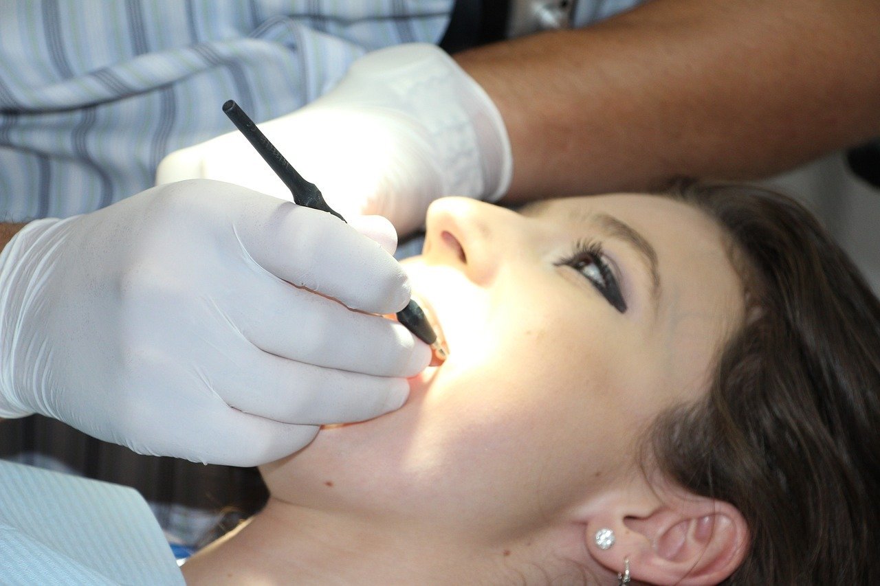 Spitalul Județean din Sfântu Gheorghe refuză reintroducerea serviciilor stomatologice gratuite din cauza costurilor nejustificate Decizie surprinzătoare a conducerii spitalului din Sfântu Gheorghe: refuzul inițiativei Ministerului Sănătății de a relua și finanța serviciile de stomatologie în spitalele publice, prin programe precum AP-STOMA, a stârnit nemulțumiri și întrebări legate de sustenabilitatea acestor servicii în actuala situație economică și de piață