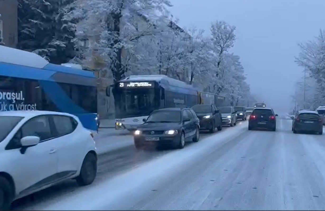 Vreme grea în Capitală: temperaturi sub zero, ploi și polei până marți dimineață Administrația Națională de Meteorologie (ANM) anunță o scădere semnificativă a temperaturilor în București, începând de duminică și până marți dimineața