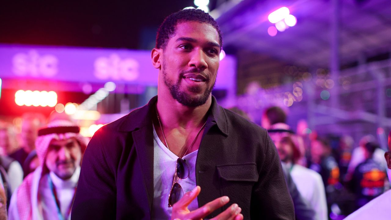 Anthony Joshua revine în ring după o tragedie personală Anthony Joshua, fost campion mondial la greutate, a confirmat că se întoarce la antrenamente după un incident tragic petrecut în Nigeria, unde a pierdut doi dintre cei mai buni prieteni într-un accident rutier