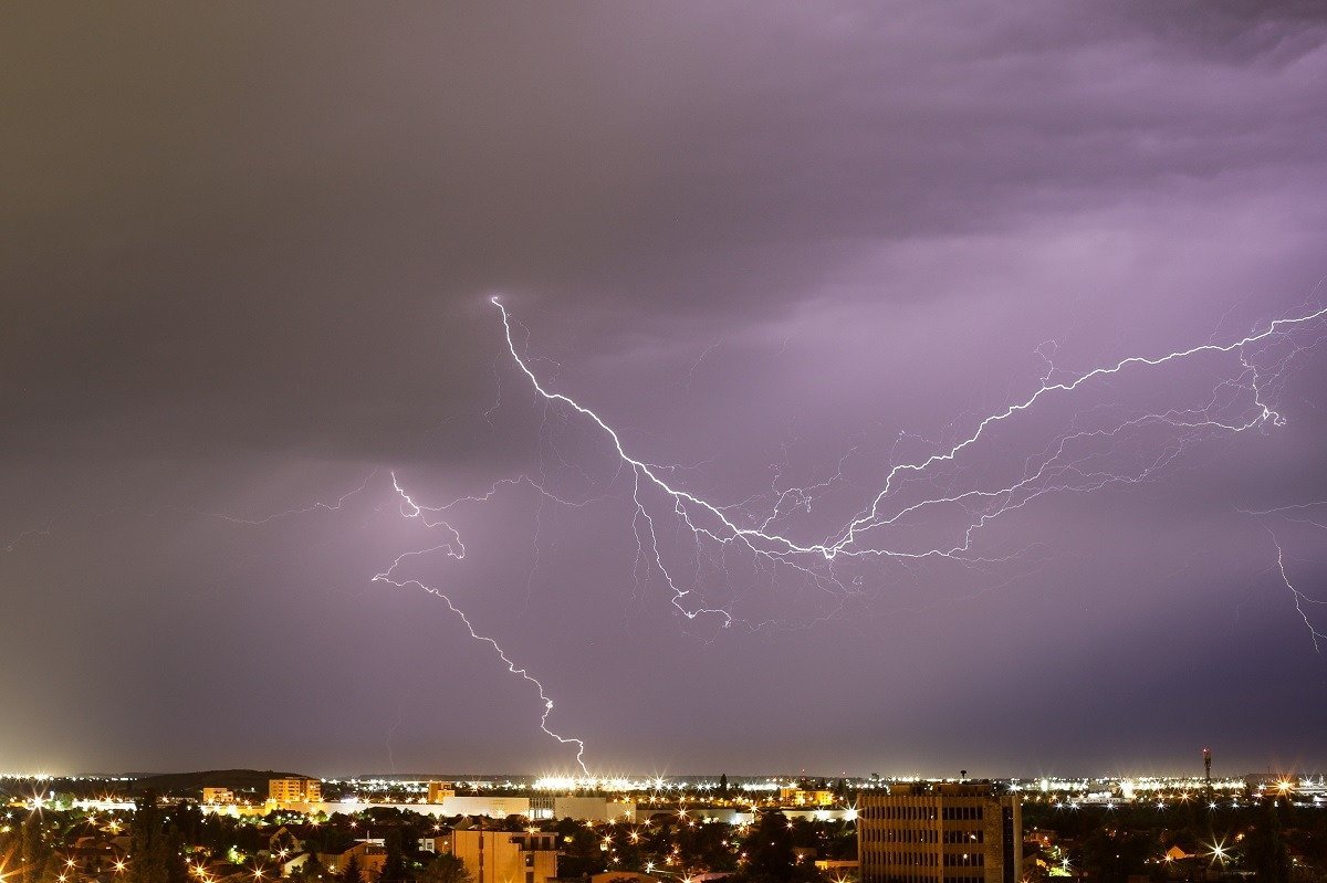 Cel puțin 30 de persoane rănite după o heirupă electrică în centrul Brasília Un incident neobișnuit și extrem de grav a avut loc duminică în inima capitalei Brazilia, atunci când un fulger a lovit mulțimea adunată în Piața Esplanada dos Ministérios, în apropierea unui protest major susținut de susținătorii fostului președinte Jair Bolsonaro
