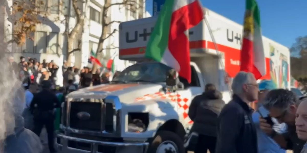 westwood-protest-uhaul-11126.jpg - Presa360