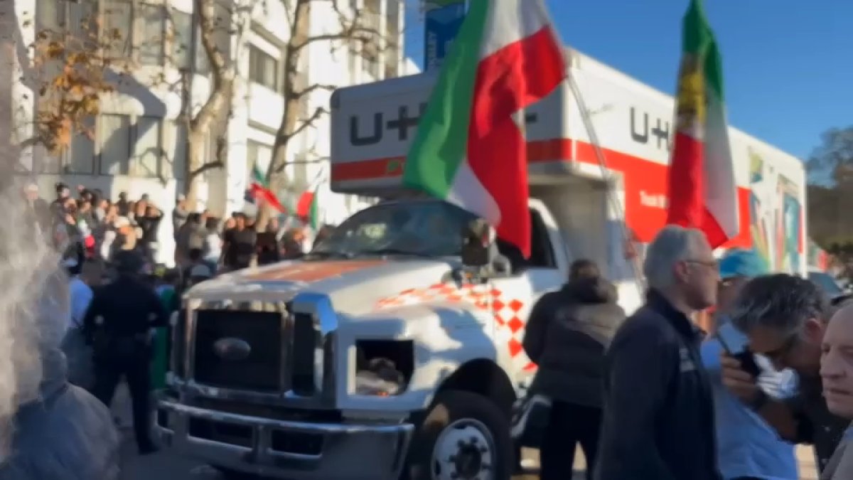 Un camion U-Haul a lovit un grup de protestatari în Westwood, lăsând în urma sa o atmosferă de panică și neliniște în rândul participanților la o demonstrație care susținea poporul iranian