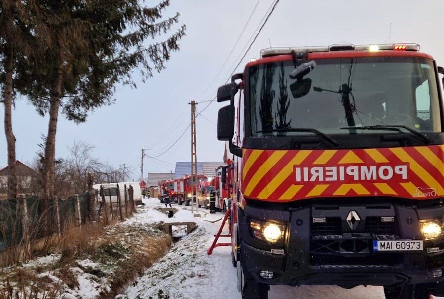 Tragedie în Satul Nou: Un incendiu devastator ia viața unui adolescent Un incendiu devastator a avut loc în această dimineață în localitatea Satul Nou, județul Brașov, soldat cu moartea unui adolescent de aproximativ 16 ani