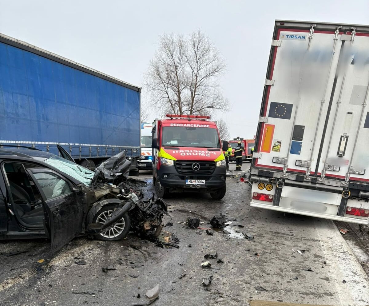 Accident grav: O persoană blocată în mașină, pompierii intervin imediat.