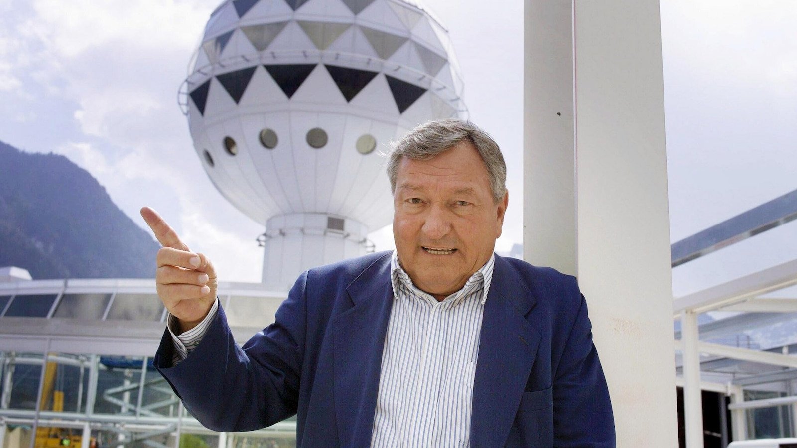 Moartea unui mit: Erich von Däniken, părintele teoriei paleoastronautice, a decedat Erich von Däniken, autorul elvețian cunoscut pentru cărțile sale despre originile extraterestre ale civilizațiilor antice, a murit la vârsta de 90 de ani