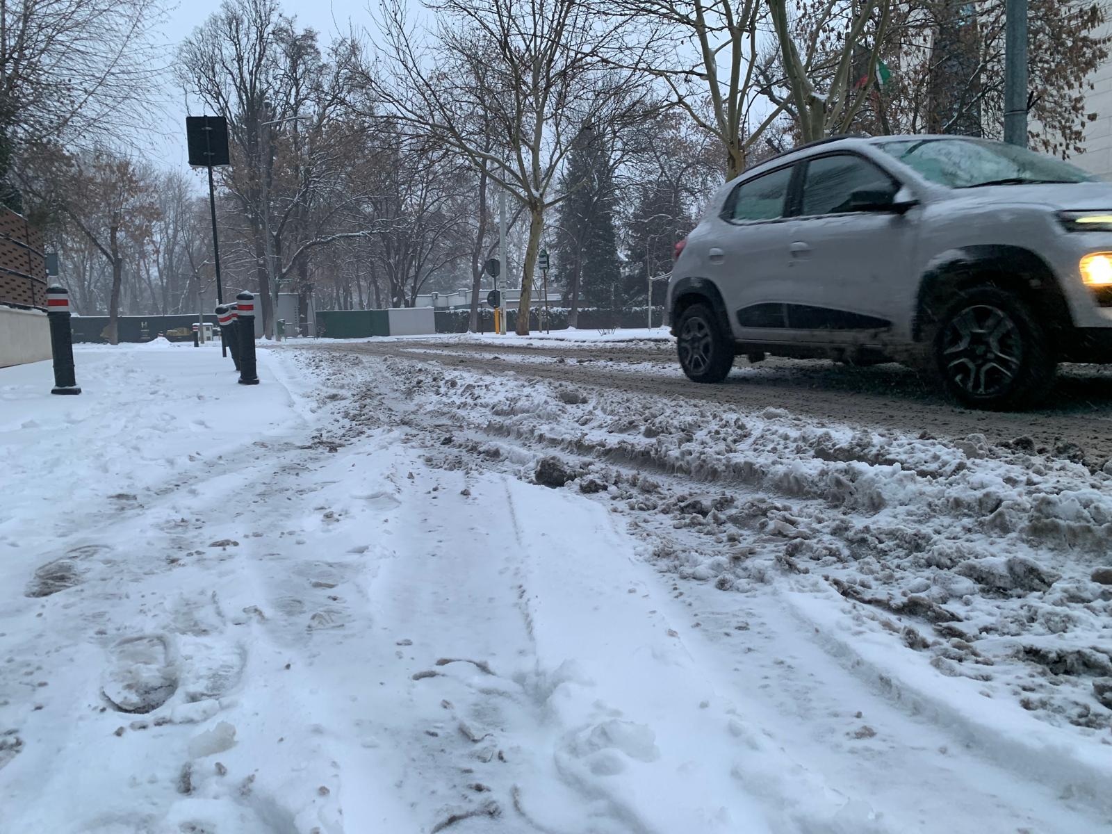 Bucureștiul, sub zăpadă: mobilizare de urgență pentru asigurarea circulației Primăria Municipiului București a activat, în aceste zile, o amploare de resurse fără precedent pentru combaterea efectelor ninsorilor devreme și acompaniamentelor de iarnă