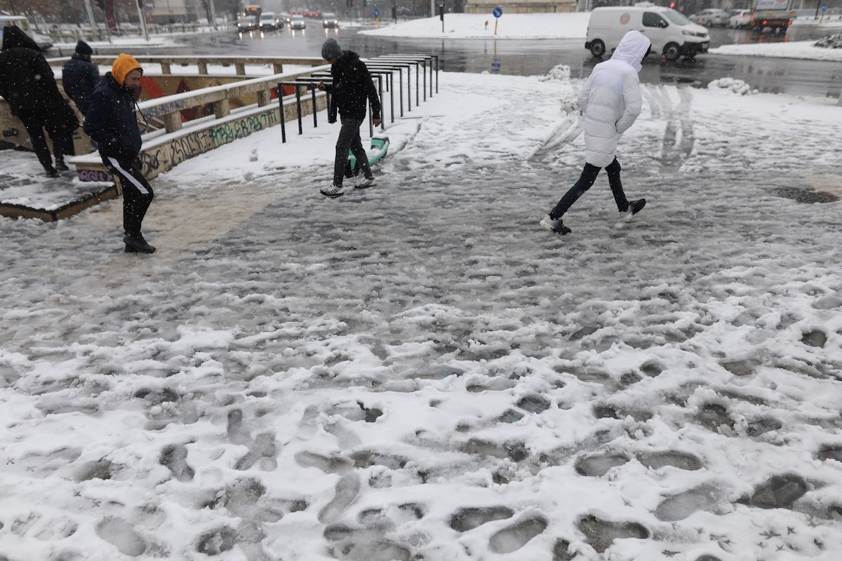 Ninge din nou în București, iar autoritățile pregătesc forțele pentru gestionarea situației Anunțurile meteorologice pentru Capitală indică o nouă încleștare cu iarna, cu ninsori luni seară și un strat de zăpadă ce ar putea depăși 5 centimetri în anumite zone ale orașului