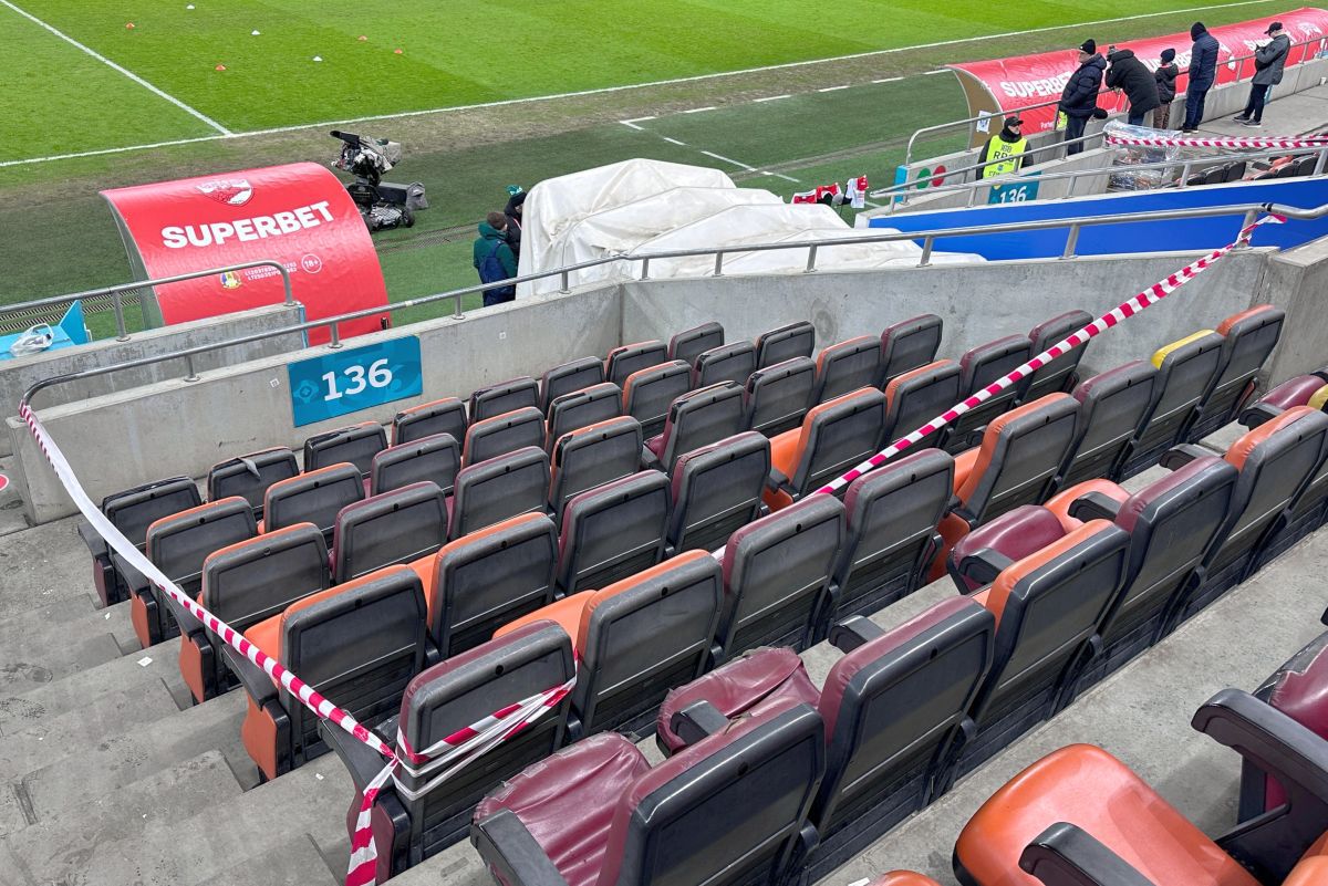 Incidentele de la derby-ul cu Craiova generează măsuri de securitate suplimentare la meciul cu Unirea Slobozia Zona care duce spre vestiare la Arena Națională a fost izolată, ca urmare a incidentului neplăcut de săptămâna trecută, când un fan al echipei Dinamo l-a scuipat pe jucătorul Ștefan Baiaram, la finalul derby-ului cu Universitatea Craiova, încheiat la egalitate, 1-1