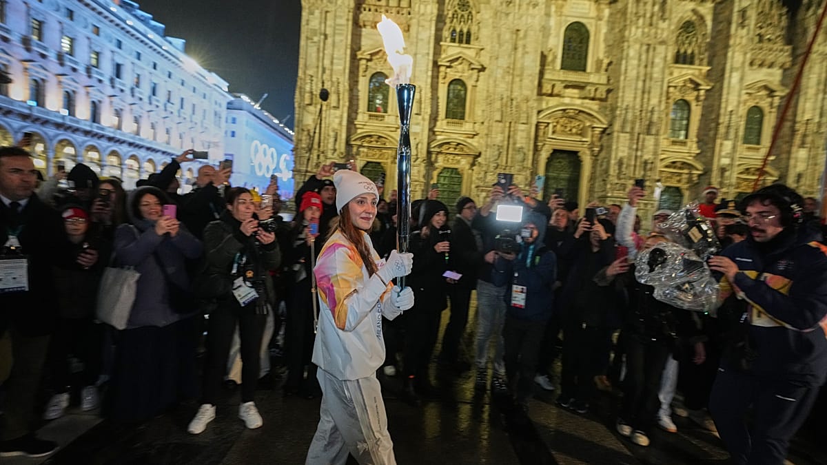 Moment emoționant în Milano: Nicoletta Manni aprinde torța olimpică La Milano, Nicoletta Manni, prima ballerina a celebrului Teatru La Scala, a purtat cu mândrie flacăra olimpică prin Piața Duomo, înainte de a aprinde căldura simbolică a olimpismului