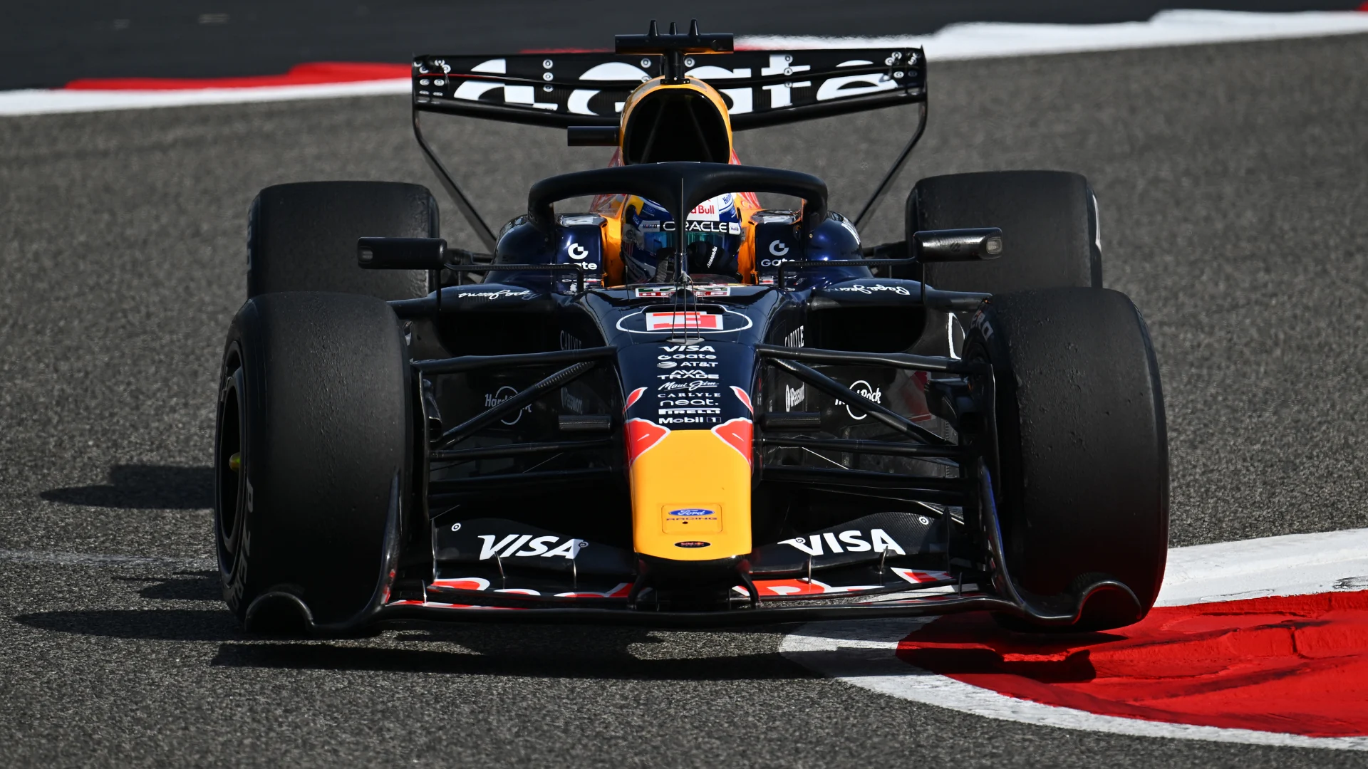 Max Verstappen domină prima sesiune de teste pre-sezon în Bahrain Max Verstappen a demonstrat, din prima zi a testelor pre-sezon din Bahrain, că rămâne un adversar de temut, timp înregistrat de 1m 35.433s avansându-l în fruntea clasamentului