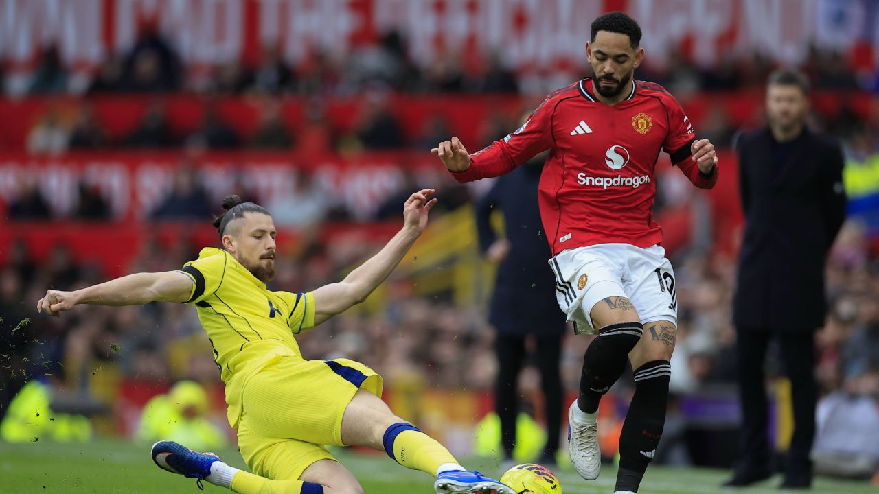 Reacția dură a englezilor după debutul lui Radu Drăgușin la Manchester United: „Nota 6”