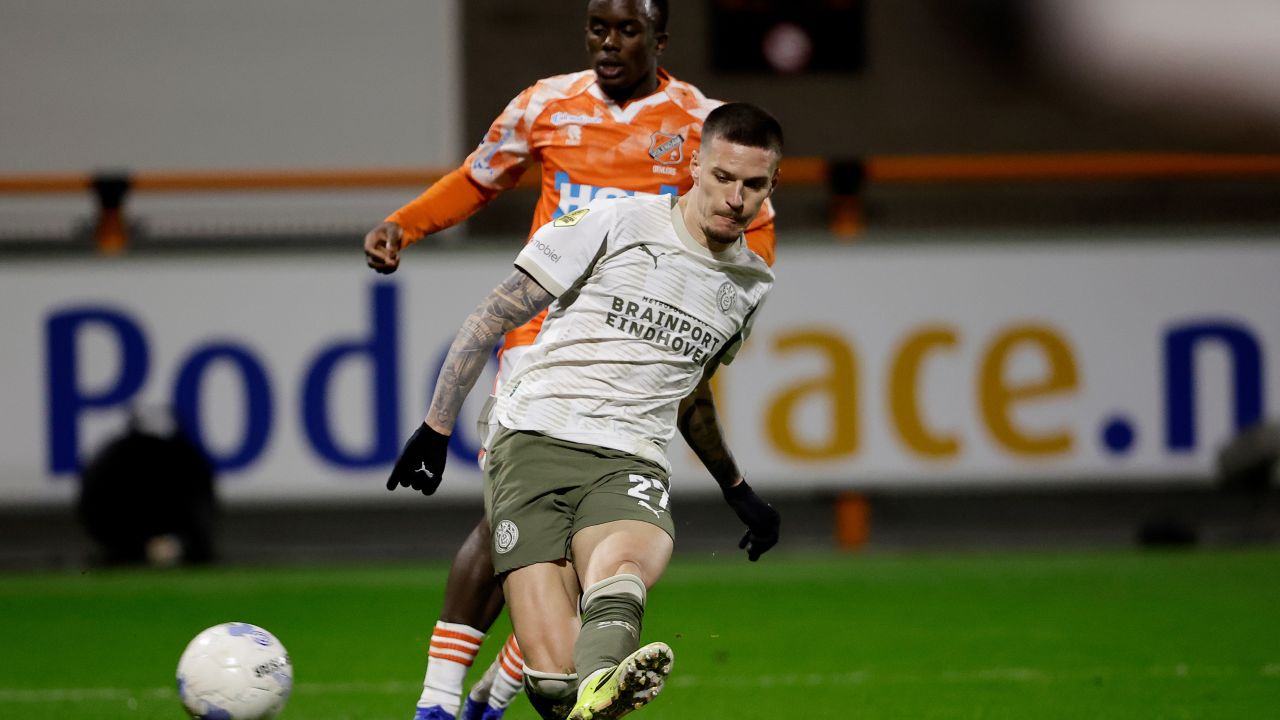 Dennis Man continuă să strălucească la PSV Eindhoven Dennis Man, atacantul român în vârstă de 27 de ani, a adus un plus de strălucire echipei PSV Eindhoven, marcând un nou gol în campionatul Olandei