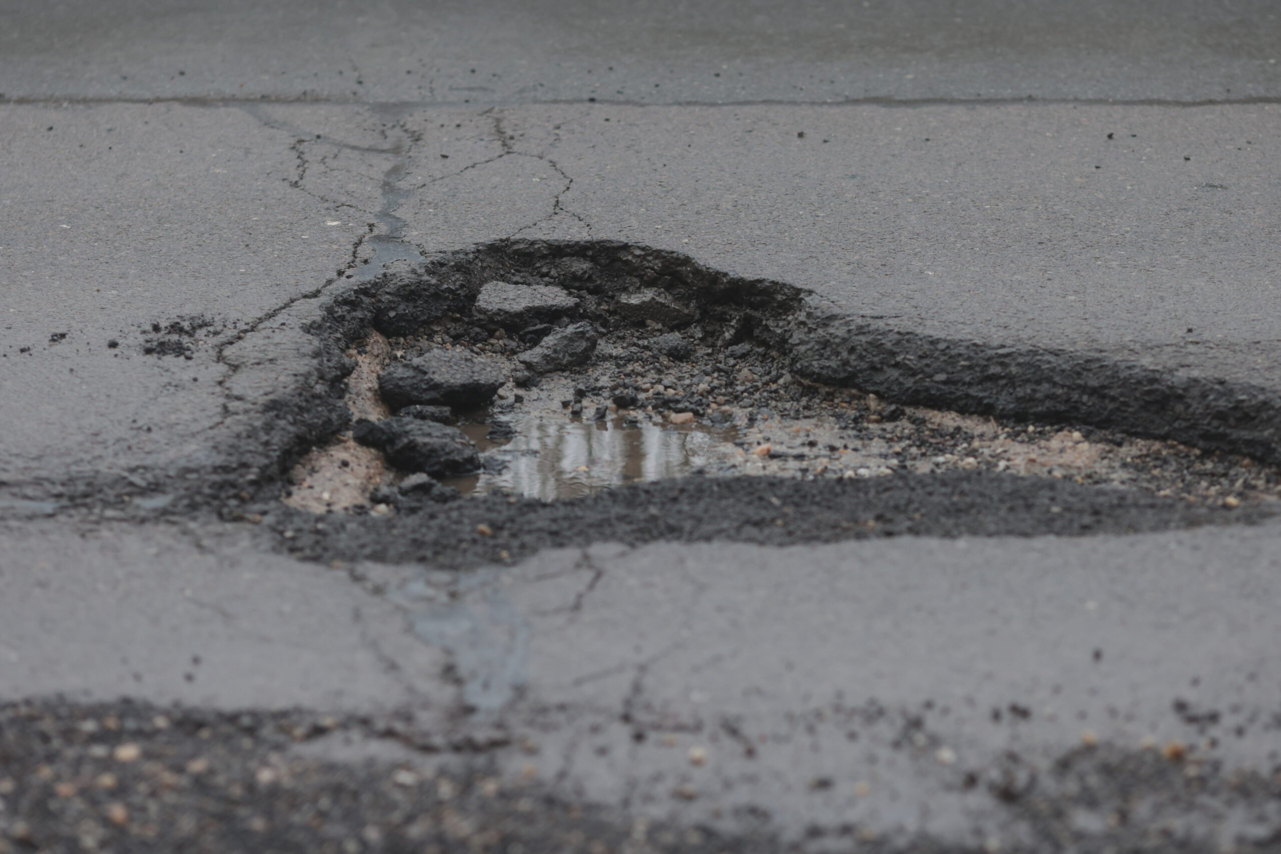 Gură de oxigen pentru șoferii din București, problemele asfaltului revin în forță după temperaturile scăzute și ninsorile din ultimele săptămâni