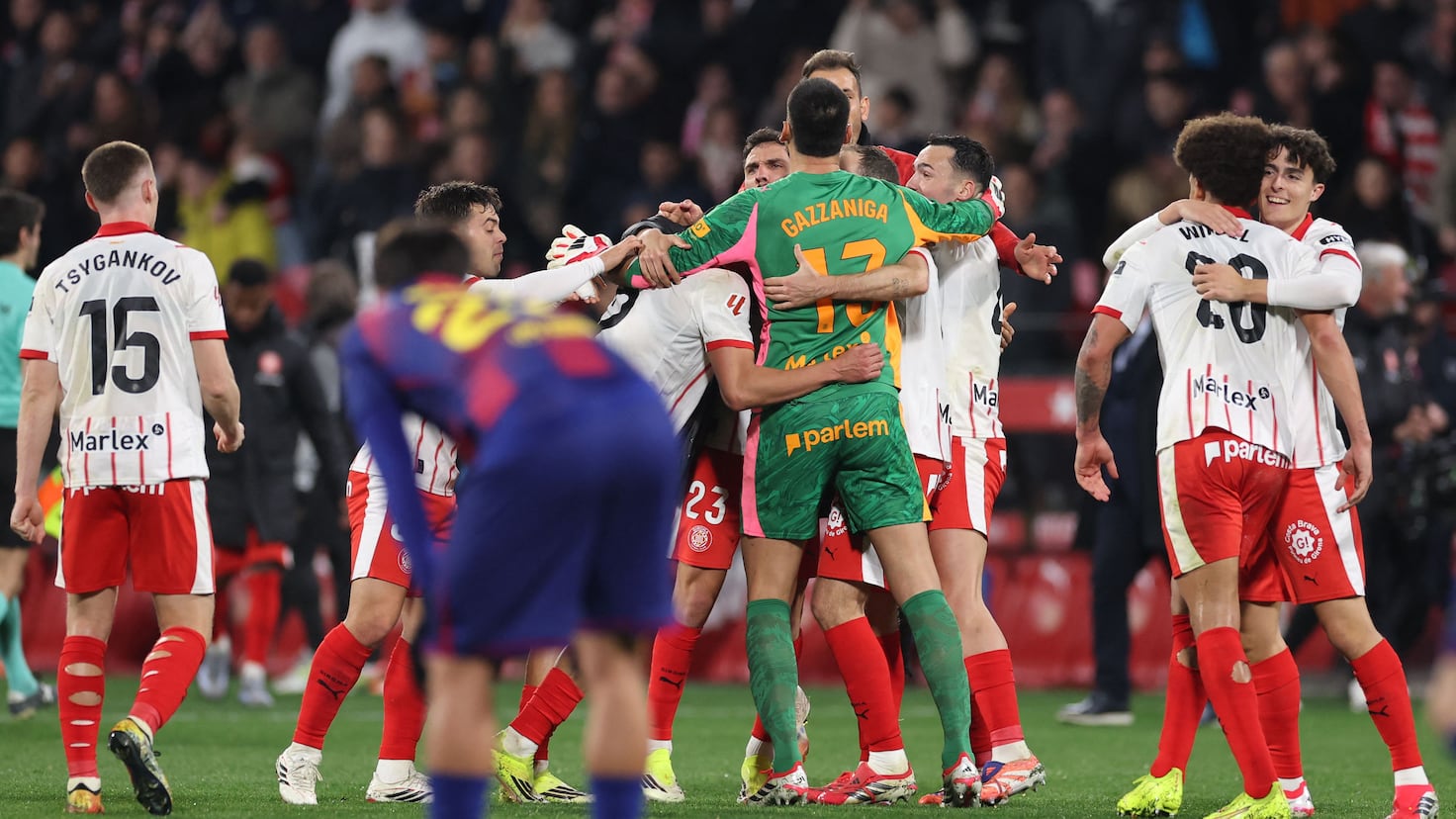 Barcelona pierde în Girona și cedează lideratul FC Barcelona s-a înclinat duminică seara în fața echipei Girona, pierzând cu 2-1 meciul care i-a costat lideratul în La Liga