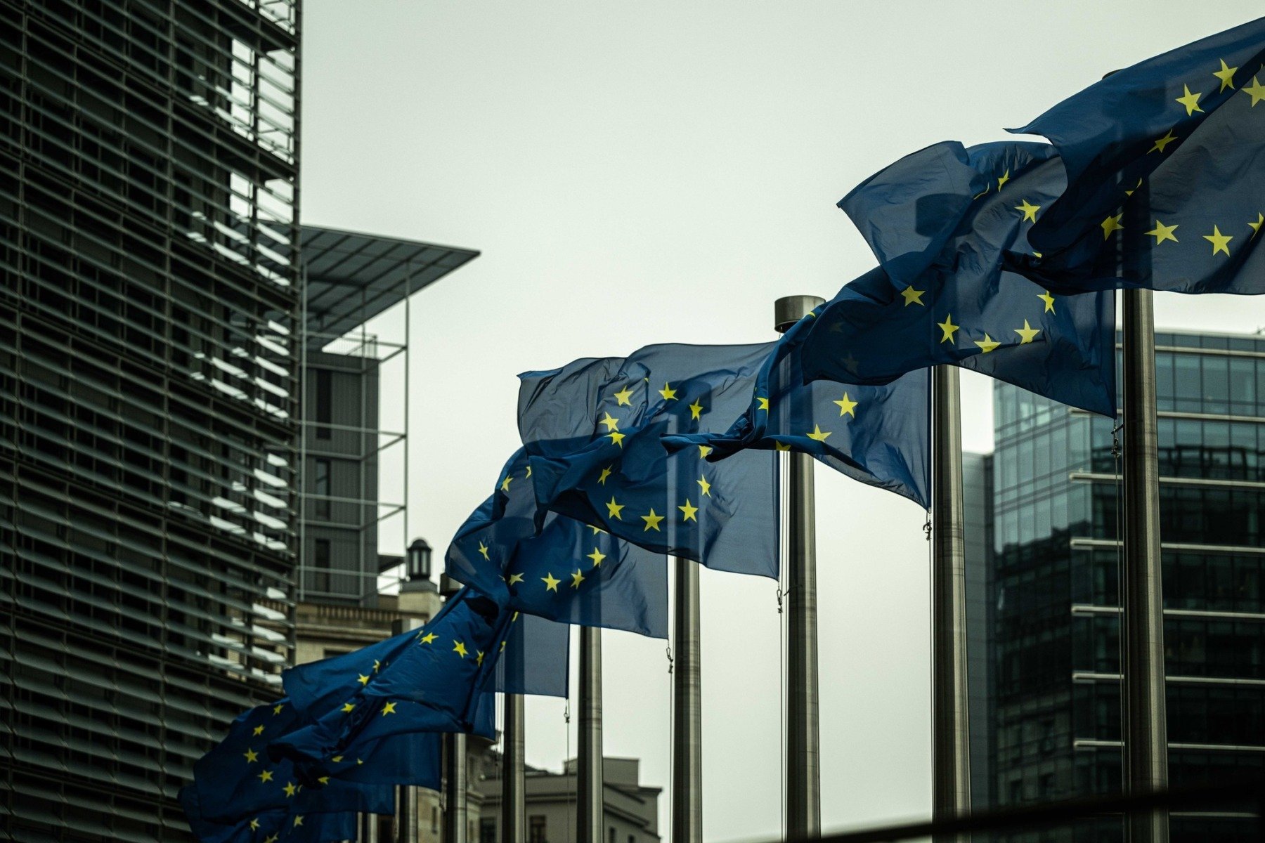 Comisia Europeană intervine în ecosistemul WhatsApp, solicitând accesul concurenței la infrastructura de comunicații Autoritatea de reglementare europeană a reacționat dur la practicile companiei Meta, proprietara platformei WhatsApp, cerând acesteia să permită accesul altor chatboturi AI la infrastructura de comunicare cu clienții