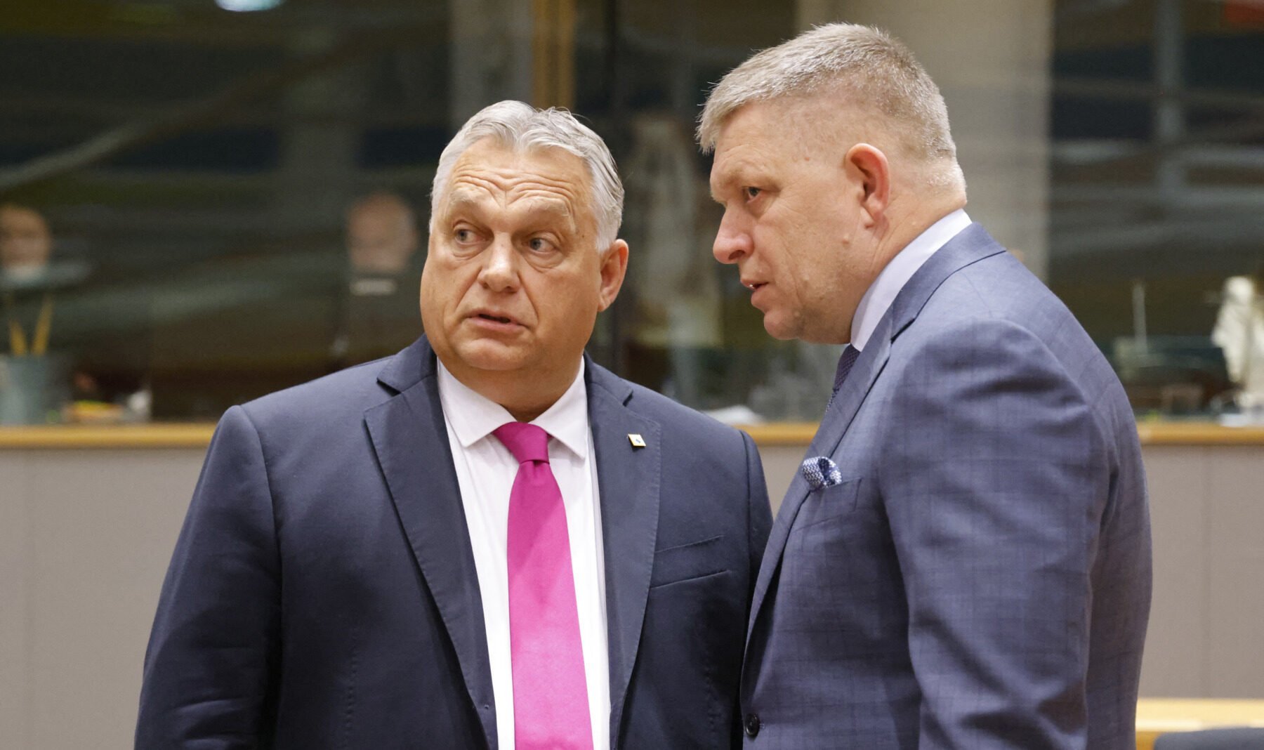 Premierul slovac Robert Fico își avertizează prietenii politici din Europa Centrală și de Est că Slovakia ar putea urma exemplul Ungariei în contextul sprijinului pentru Ucraina, amenințând chiar cu blocarea finanțării europeane dacă situația politică din regiune se schimbă