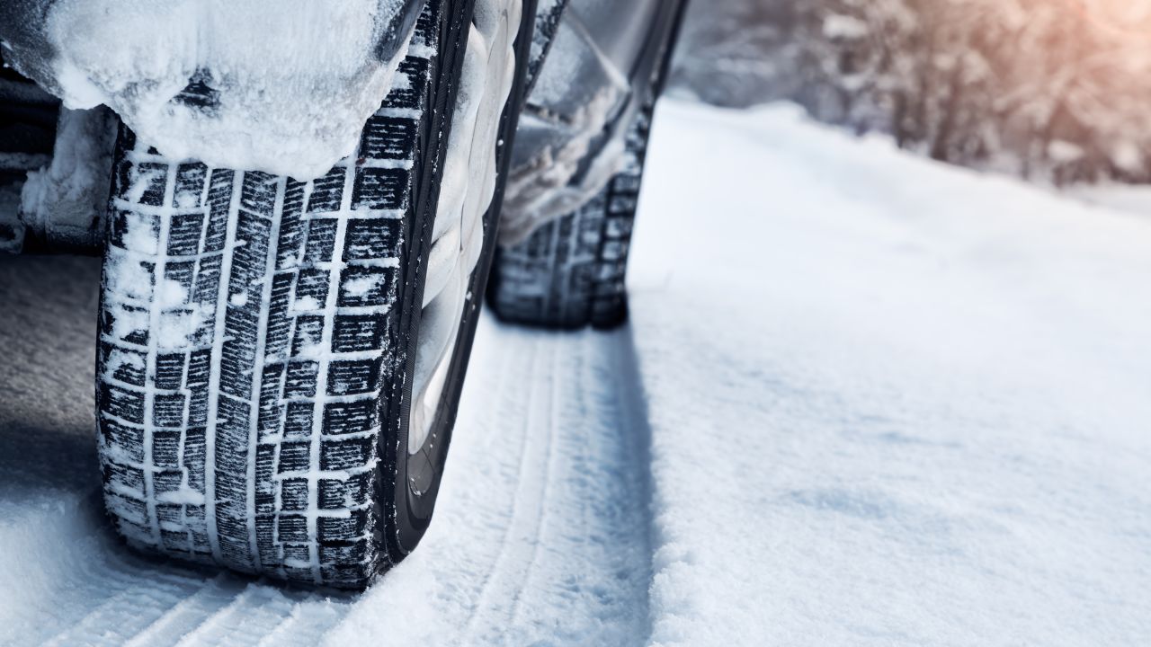 Circulația pe drumurile din București și din alte zone ale țării devine tot mai dificilă în această perioadă, când avertizările meteo indică ninsori abundente și viscol, iar autoritățile atrag atenția asupra obligației de a avea tehnica de iarnă montată pe vehicule