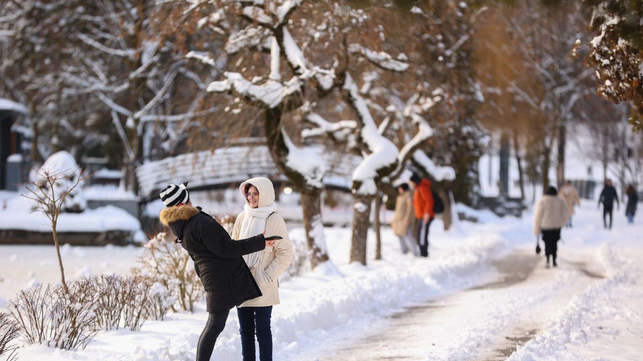 Iarna revine în forță: Ninsori și vânt puternic în sudul și estul țării Meteorologii anunță întoarcerea iernii cu ninsori și vânt puternic, provocând disconfort și schimbări rapide ale vremii în întreaga țară