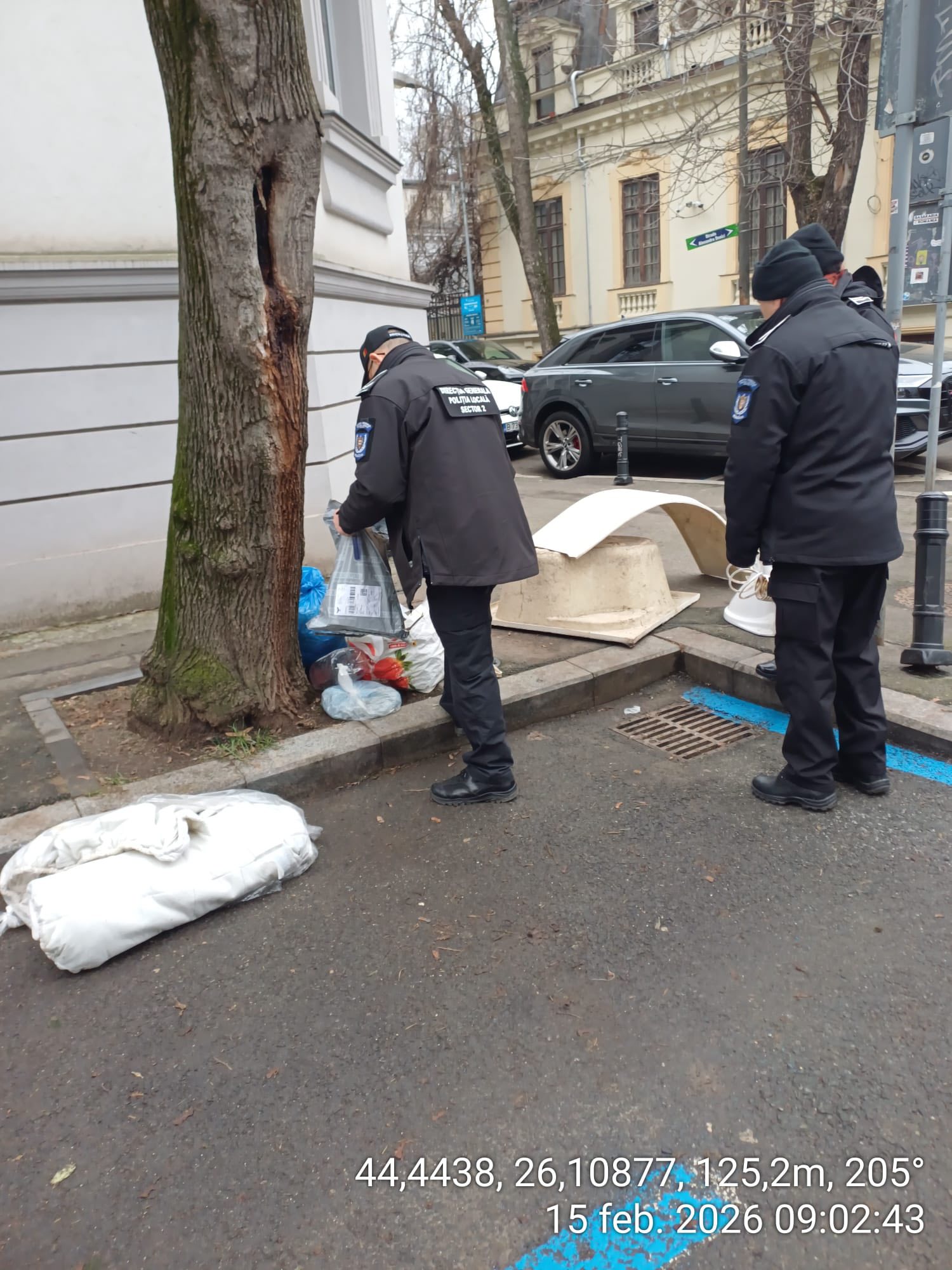 Amenzi-record pentru abandonul de deșeuri în Sectorul 2 al Capitalei Poliția Locală a Sectorului 2 a aplicat sume considerabile de sancțiuni pentru persoanele surprinse aruncând gunoaie pe domeniul public, într-un impuls de a curăța orașul și de a descuraja astfel de comportamente ilegale
