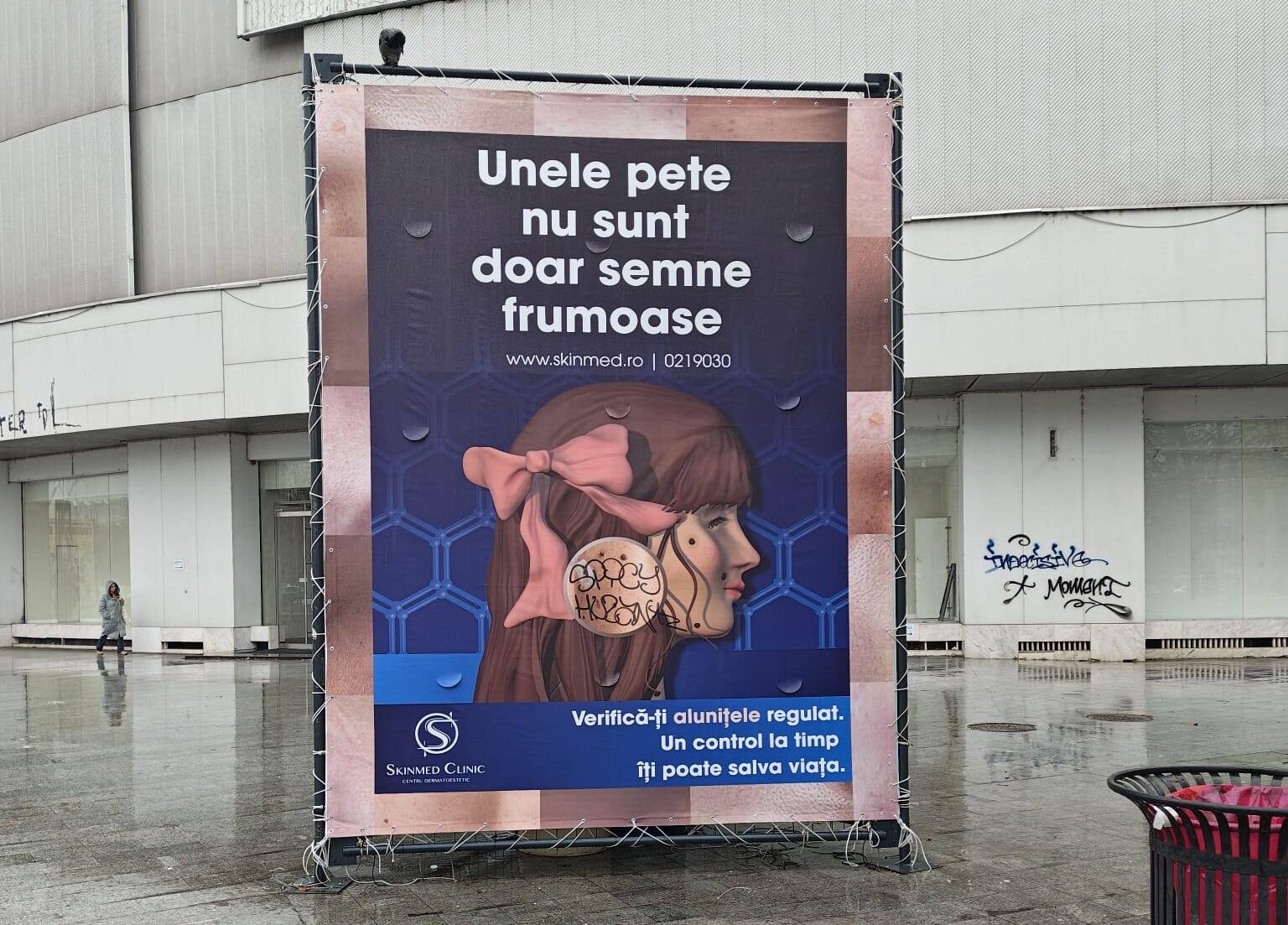 Primăria Generală elimină reclamele ilegale de pe trotuare; Ciucu: „Făceau doar bani, fără taxe”